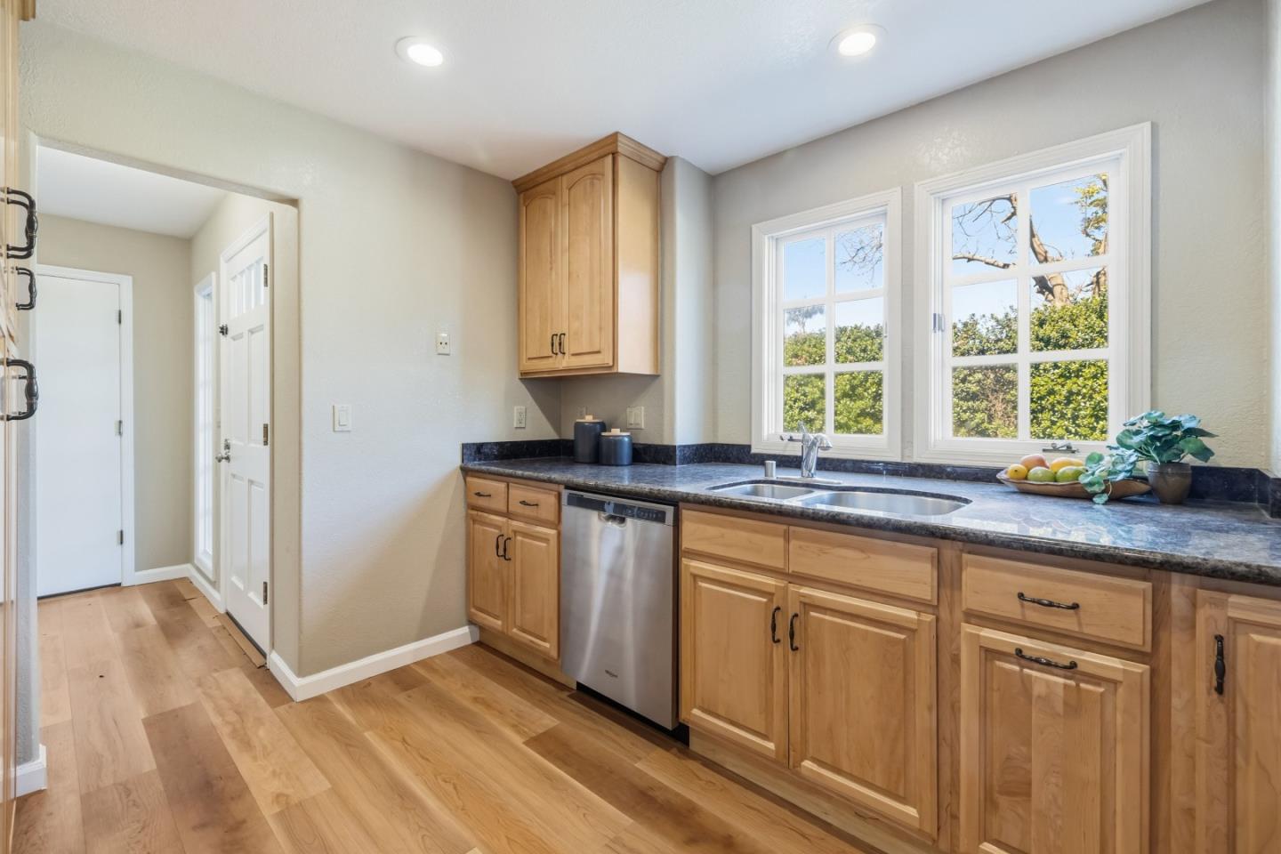 Detail Gallery Image 8 of 36 For 4750 Capitola Rd, Capitola,  CA 95010 - 3 Beds | 2/1 Baths