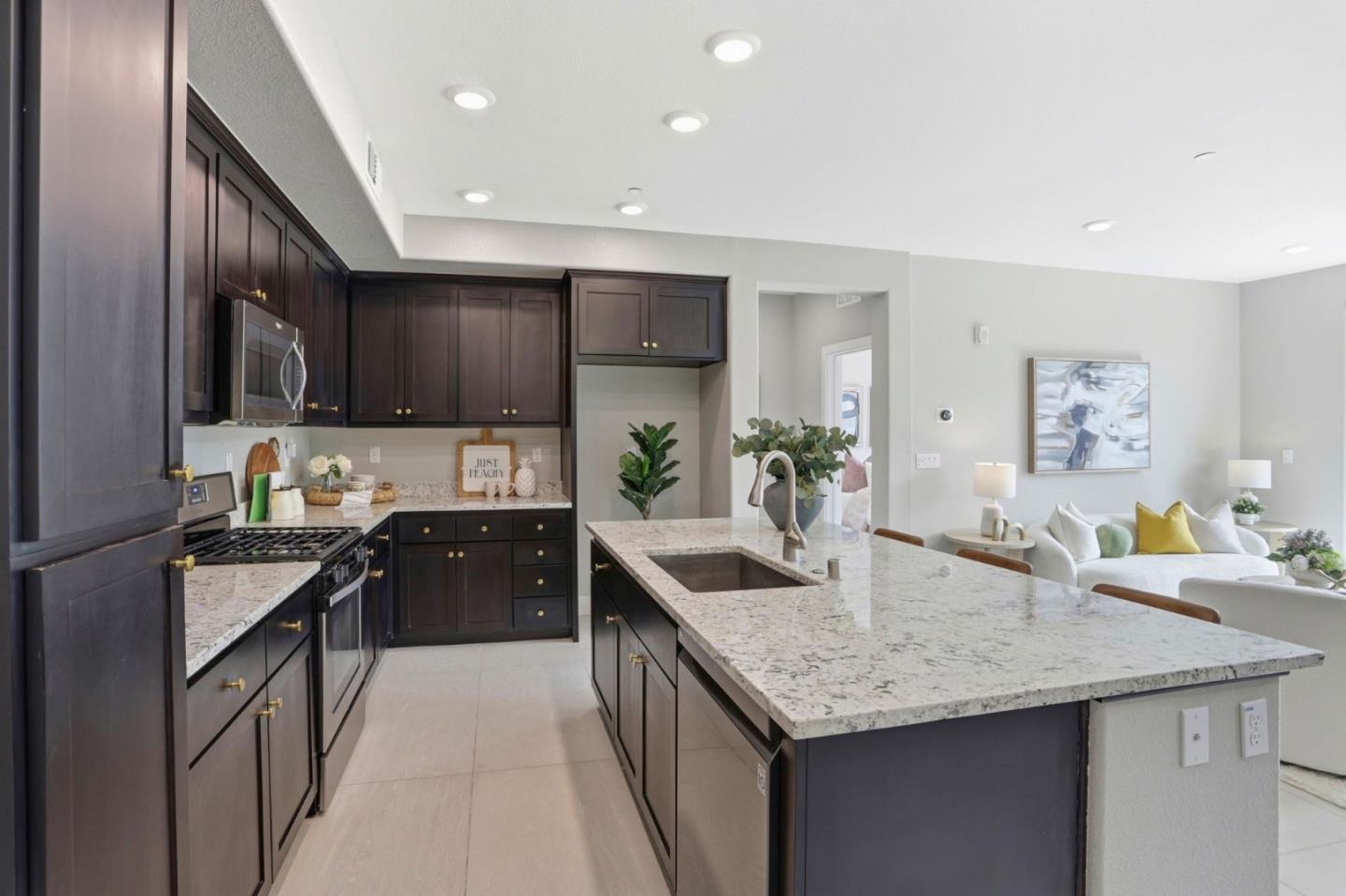 Detail Gallery Image 6 of 35 For 670 Squire Ave, San Jose,  CA 95133 - 3 Beds | 3 Baths