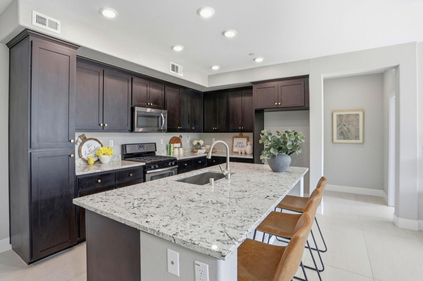 Detail Gallery Image 7 of 35 For 670 Squire Ave, San Jose,  CA 95133 - 3 Beds | 3 Baths