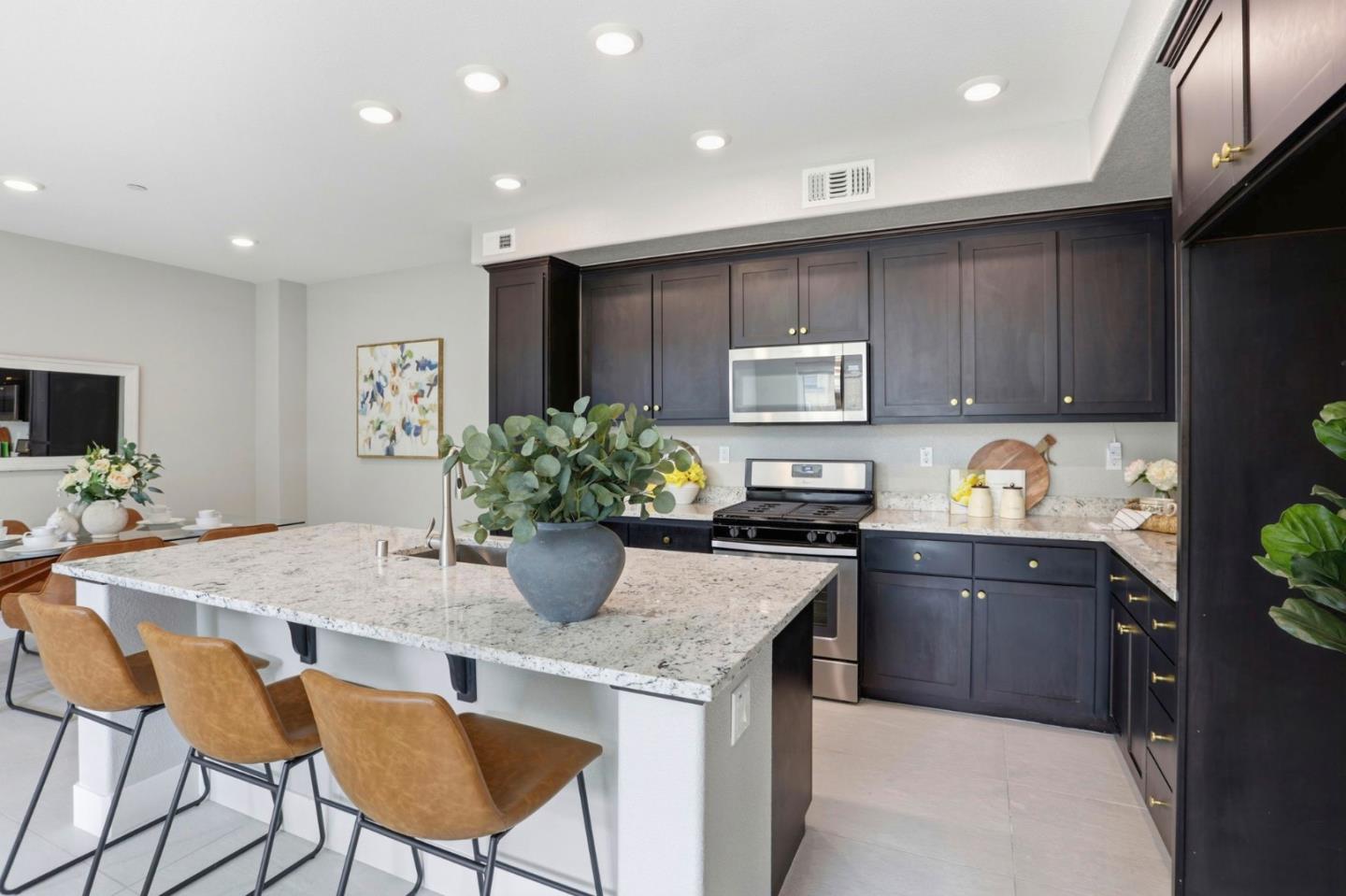 Detail Gallery Image 8 of 35 For 670 Squire Ave, San Jose,  CA 95133 - 3 Beds | 3 Baths