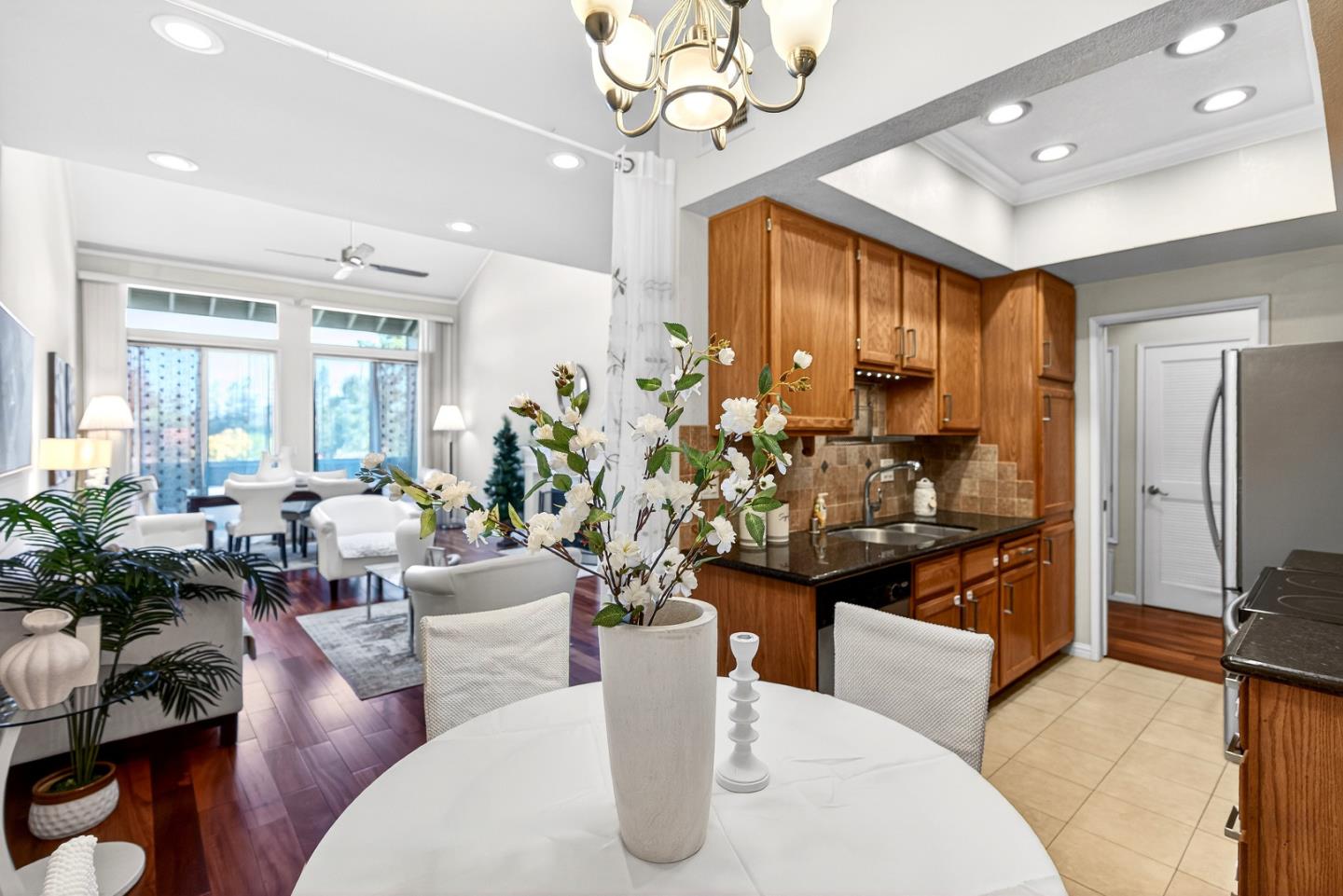 Detail Gallery Image 8 of 35 For 22330 Homestead Rd #214,  Cupertino,  CA 95014 - 2 Beds | 2 Baths