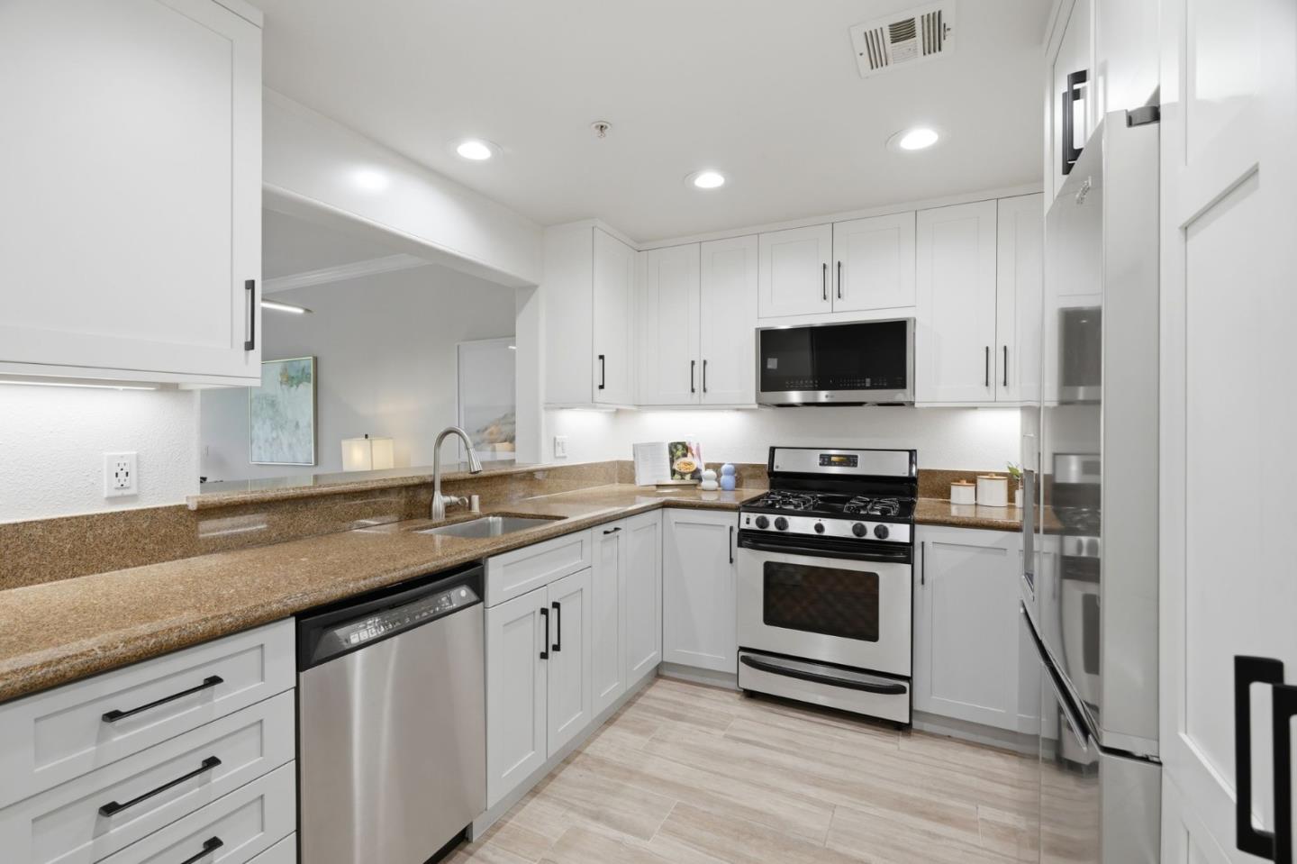 Detail Gallery Image 13 of 67 For 633 Elm St #209,  San Carlos,  CA 94070 - 2 Beds | 2 Baths