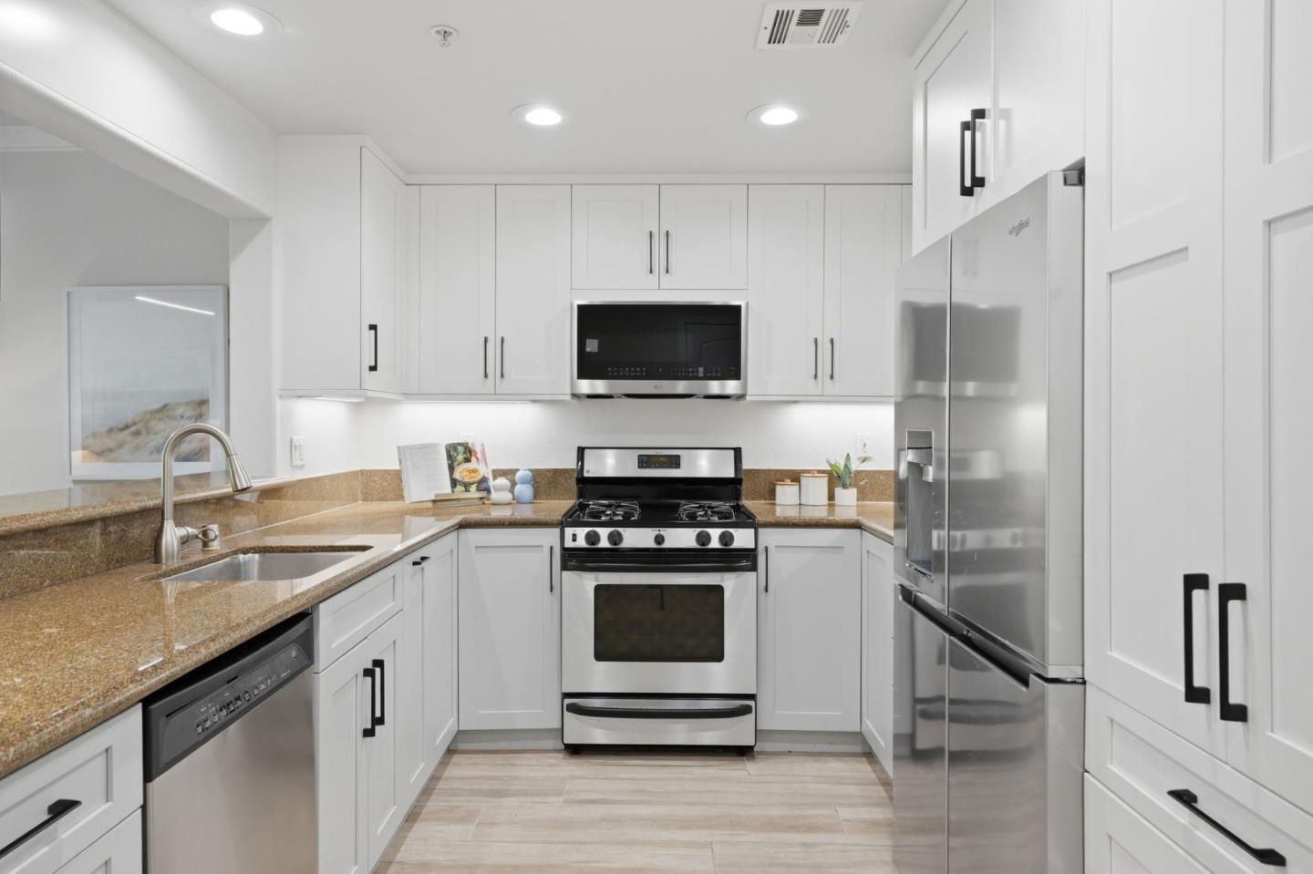 Detail Gallery Image 14 of 67 For 633 Elm St #209,  San Carlos,  CA 94070 - 2 Beds | 2 Baths