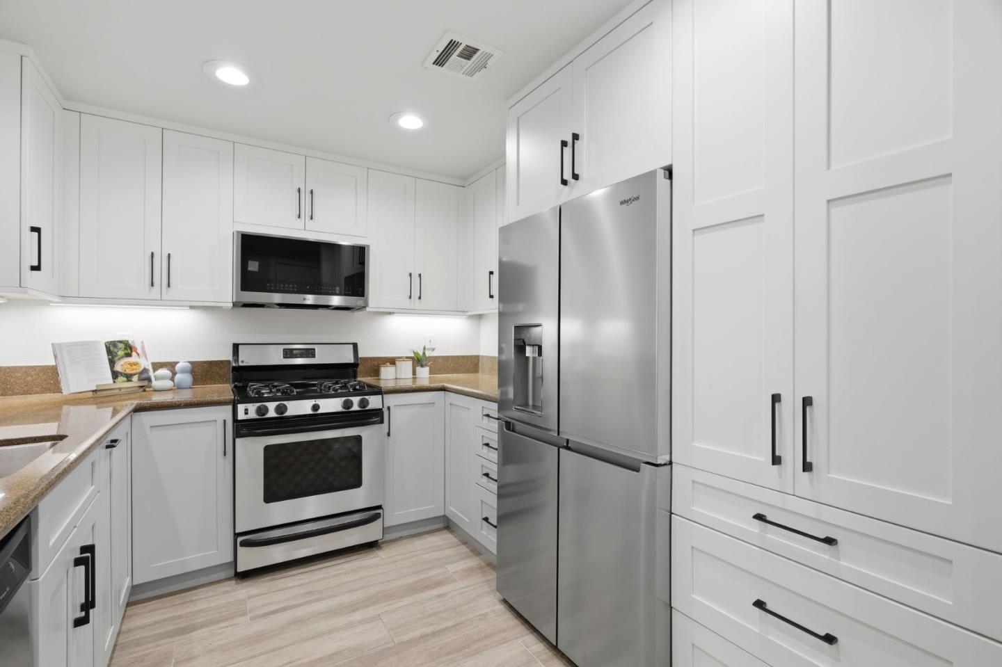 Detail Gallery Image 15 of 67 For 633 Elm St #209,  San Carlos,  CA 94070 - 2 Beds | 2 Baths