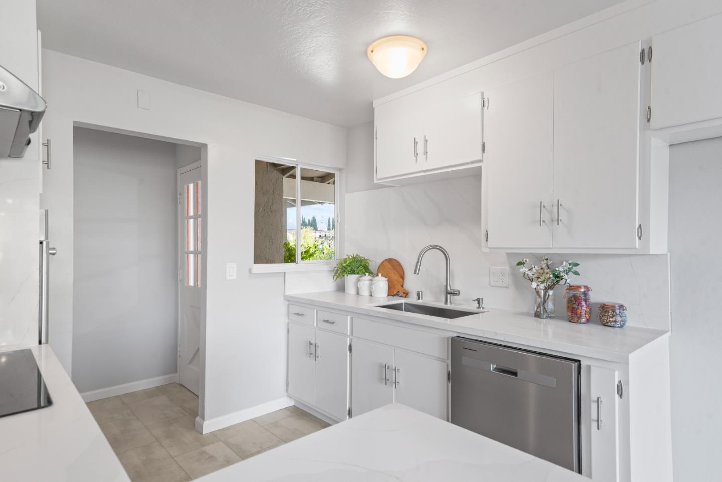 Detail Gallery Image 12 of 23 For 1546 Nuthatch Ln, Sunnyvale,  CA 94087 - 3 Beds | 2 Baths