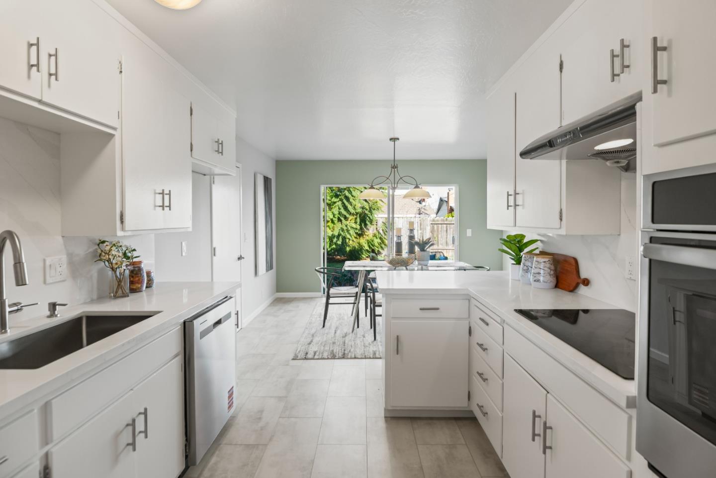 Detail Gallery Image 13 of 23 For 1546 Nuthatch Ln, Sunnyvale,  CA 94087 - 3 Beds | 2 Baths