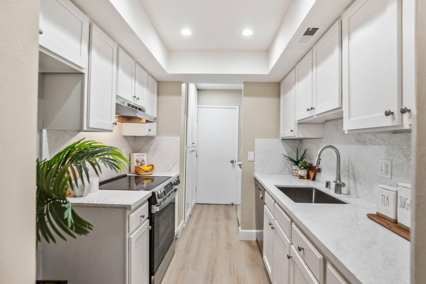 Detail Gallery Image 10 of 33 For 812 Kingfisher Ter, Sunnyvale,  CA 94087 - 2 Beds | 2/1 Baths