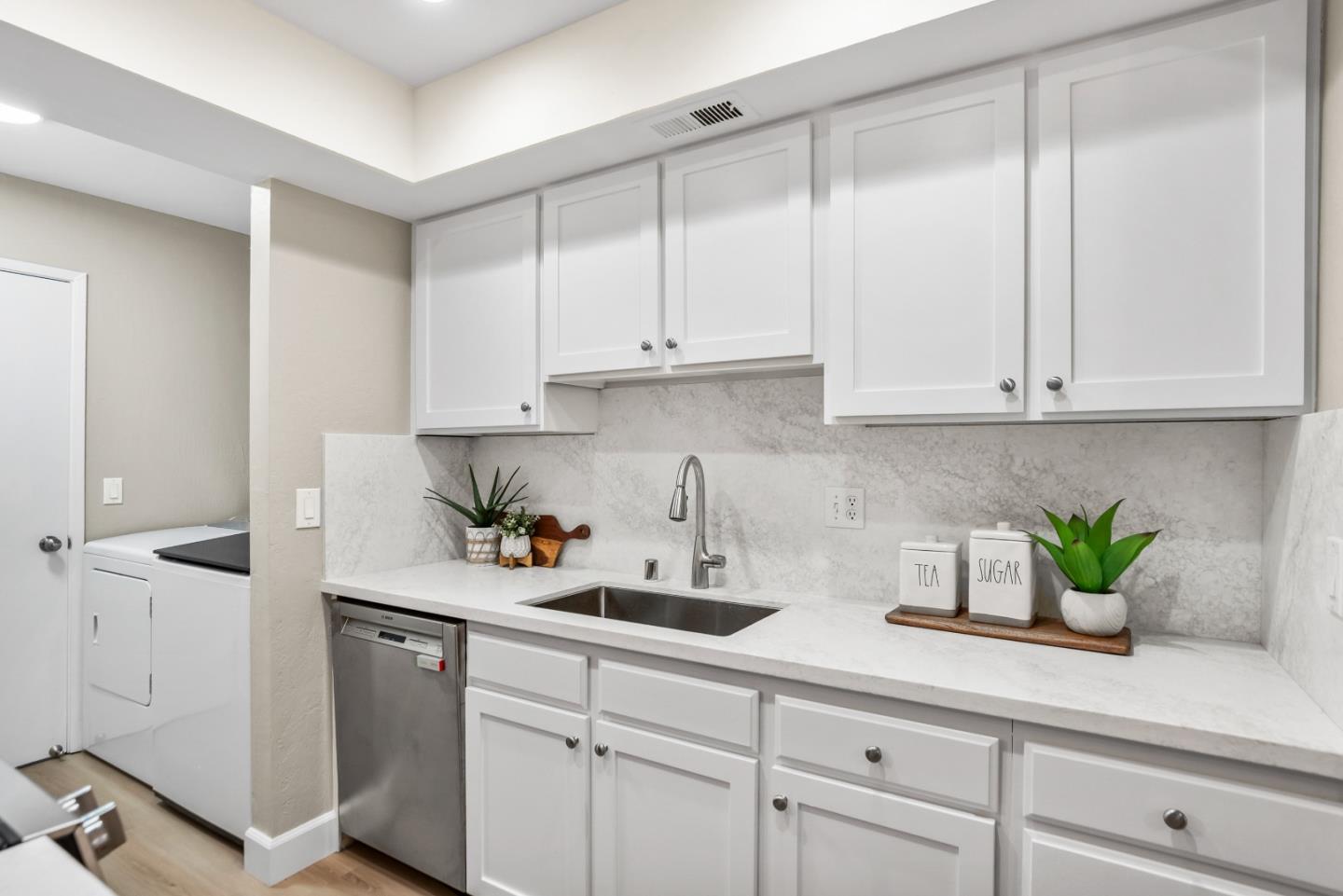 Detail Gallery Image 12 of 33 For 812 Kingfisher Ter, Sunnyvale,  CA 94087 - 2 Beds | 2/1 Baths