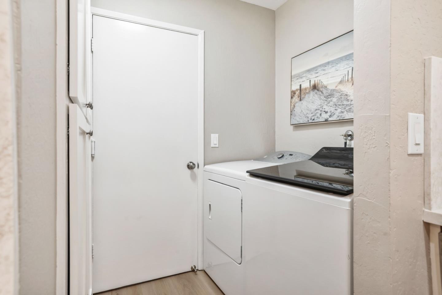 Detail Gallery Image 14 of 33 For 812 Kingfisher Ter, Sunnyvale,  CA 94087 - 2 Beds | 2/1 Baths