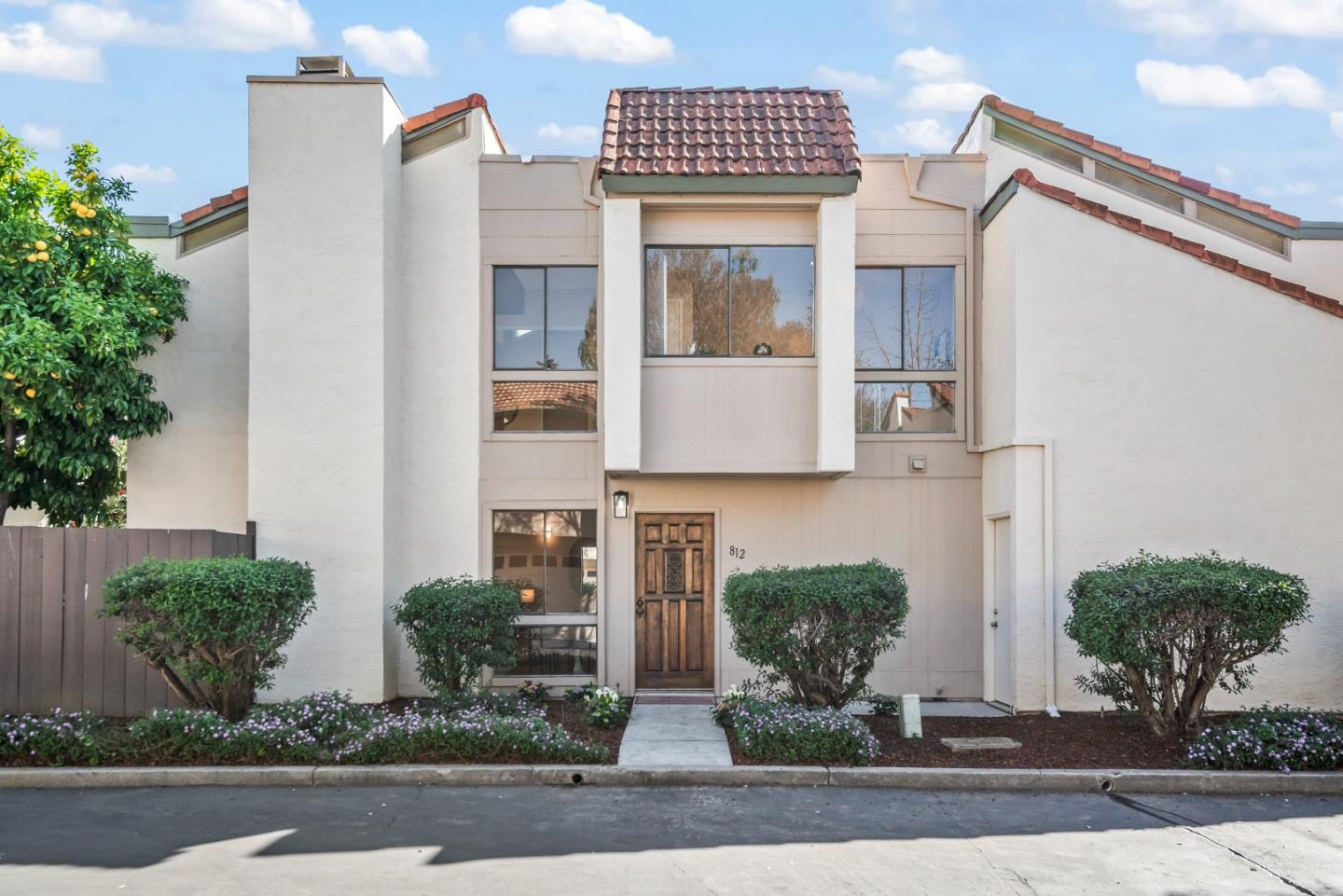 Detail Gallery Image 2 of 33 For 812 Kingfisher Ter, Sunnyvale,  CA 94087 - 2 Beds | 2/1 Baths