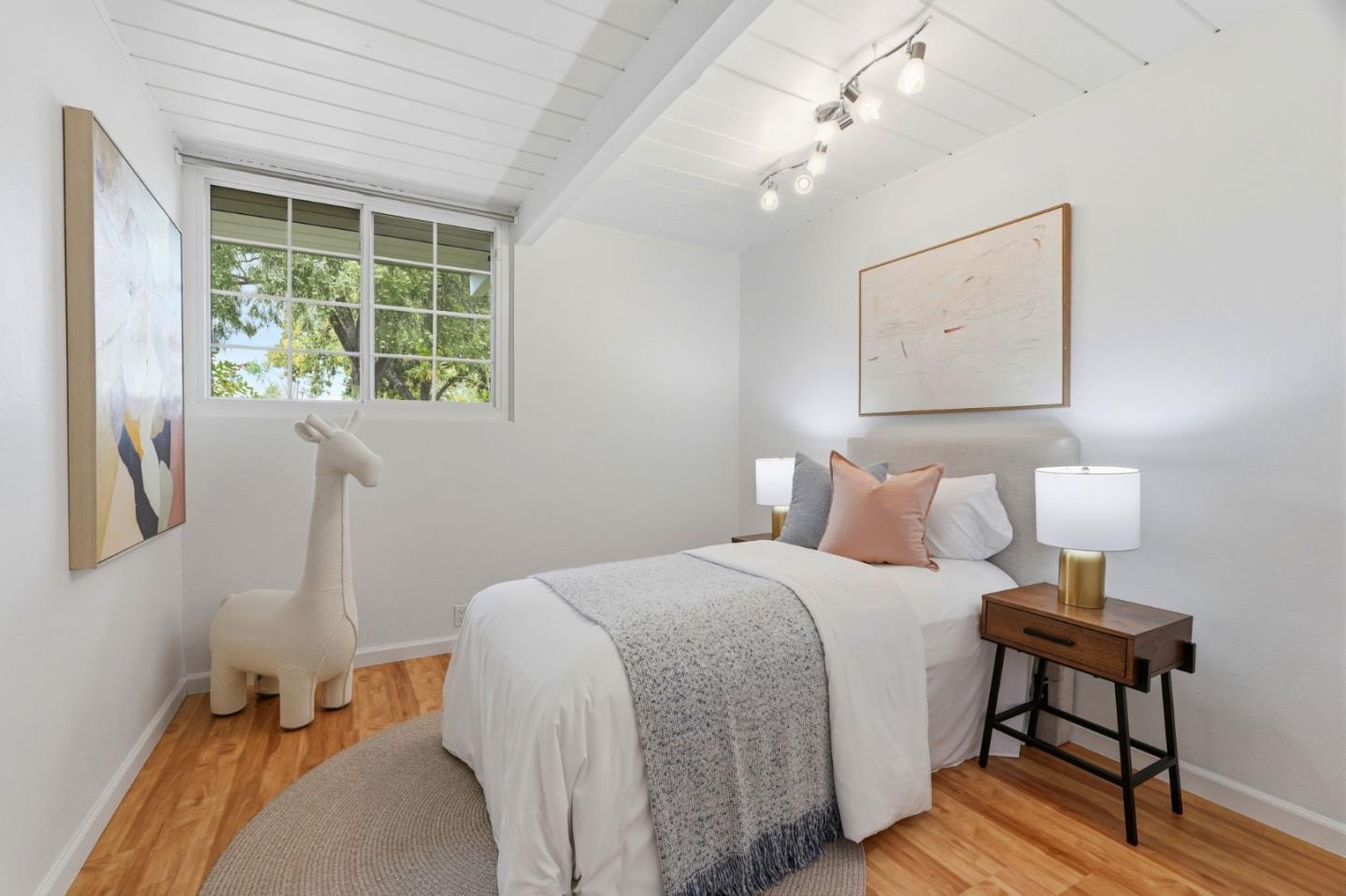 Detail Gallery Image 11 of 28 For 866 Cornwall Ct, Sunnyvale,  CA 94087 - 3 Beds | 2 Baths