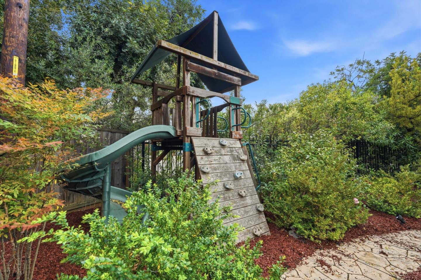 Detail Gallery Image 20 of 28 For 866 Cornwall Ct, Sunnyvale,  CA 94087 - 3 Beds | 2 Baths