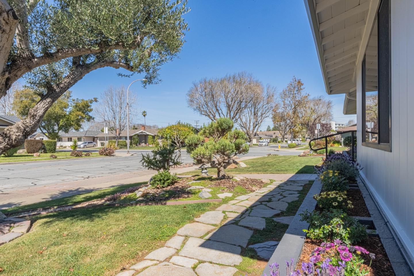 Detail Gallery Image 3 of 51 For 1211 via Paraiso, Salinas,  CA 93901 - 3 Beds | 2 Baths