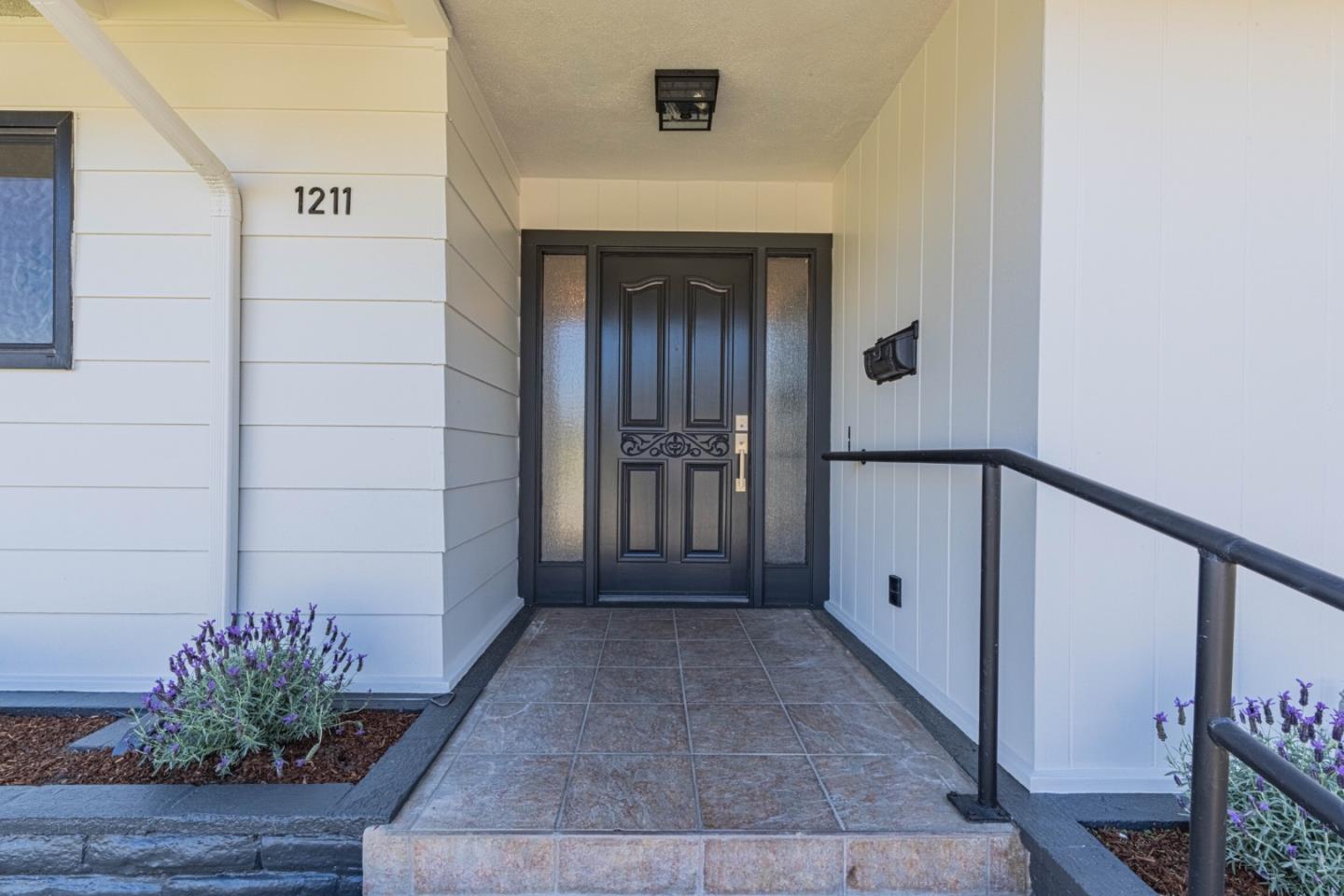 Detail Gallery Image 5 of 51 For 1211 via Paraiso, Salinas,  CA 93901 - 3 Beds | 2 Baths