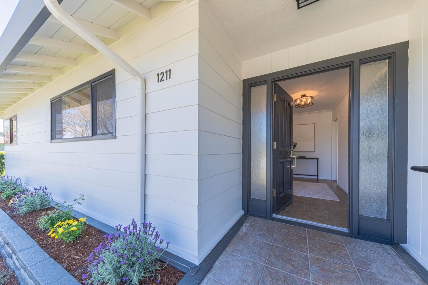 Detail Gallery Image 6 of 51 For 1211 via Paraiso, Salinas,  CA 93901 - 3 Beds | 2 Baths