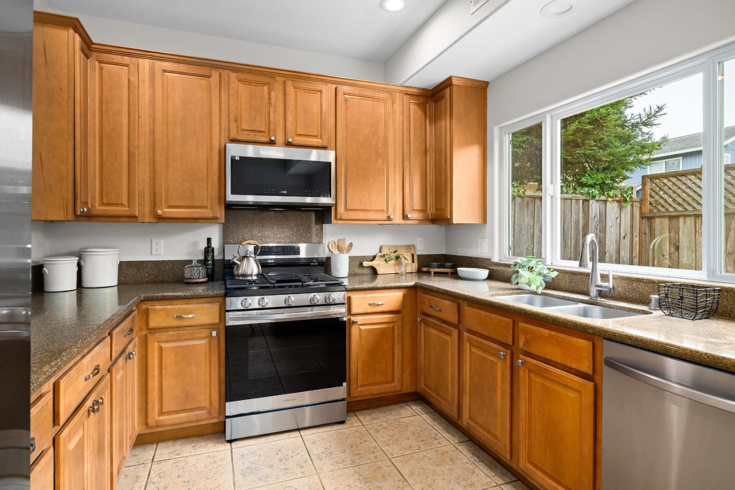 Detail Gallery Image 9 of 52 For 1576 Heritage Ln, Santa Cruz,  CA 95062 - – Beds | – Baths