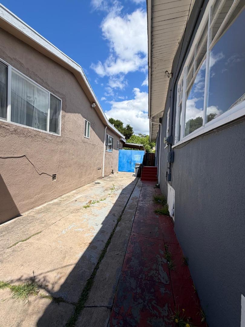 Detail Gallery Image 7 of 29 For 1744 E 22nd St, Oakland,  CA 94606 - 2 Beds | 1 Baths