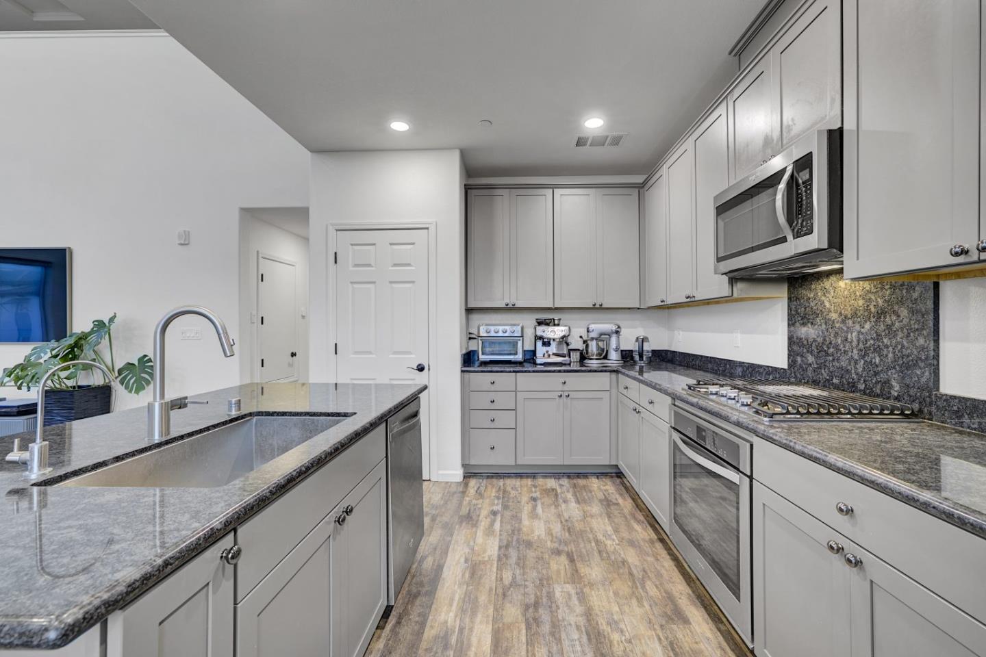 Detail Gallery Image 8 of 40 For 3086 Manuel St #2,  San Jose,  CA 95136 - 2 Beds | 2 Baths