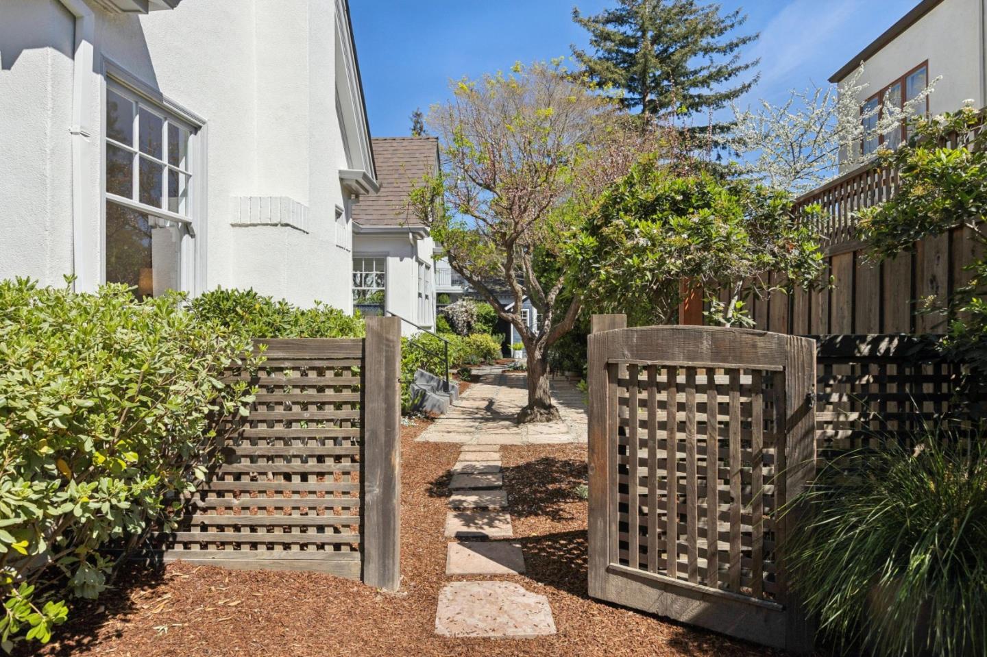 Detail Gallery Image 30 of 38 For 1619 Escobita Ave, Palo Alto,  CA 94306 - 3 Beds | 2/1 Baths
