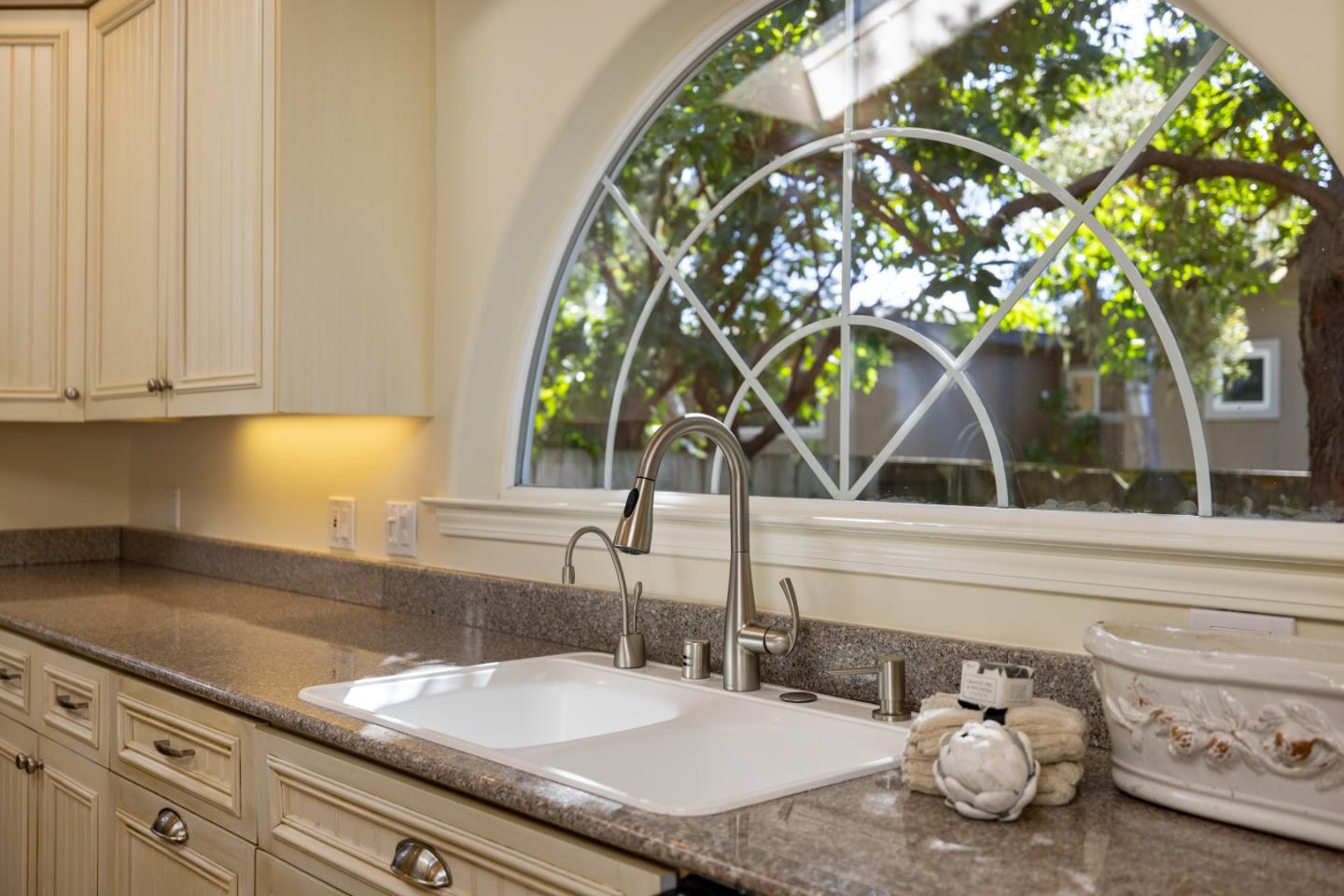 Detail Gallery Image 13 of 42 For 494 Grove Acre, Pacific Grove,  CA 93950 - 4 Beds | 3 Baths