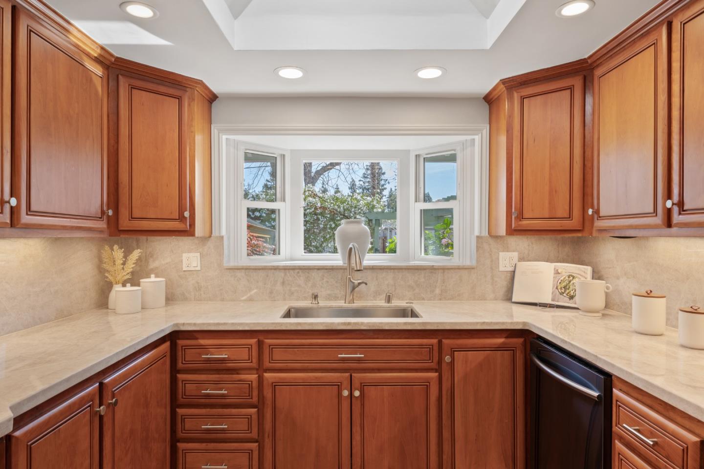 Detail Gallery Image 11 of 32 For 5087 Harwood Rd, San Jose,  CA 95124 - 5 Beds | 3/1 Baths