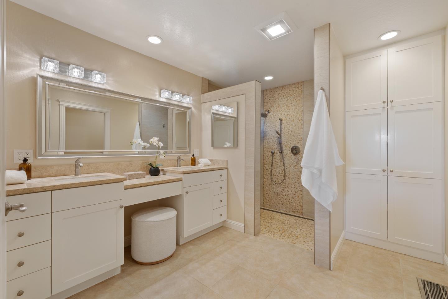 Detail Gallery Image 14 of 32 For 5087 Harwood Rd, San Jose,  CA 95124 - 5 Beds | 3/1 Baths