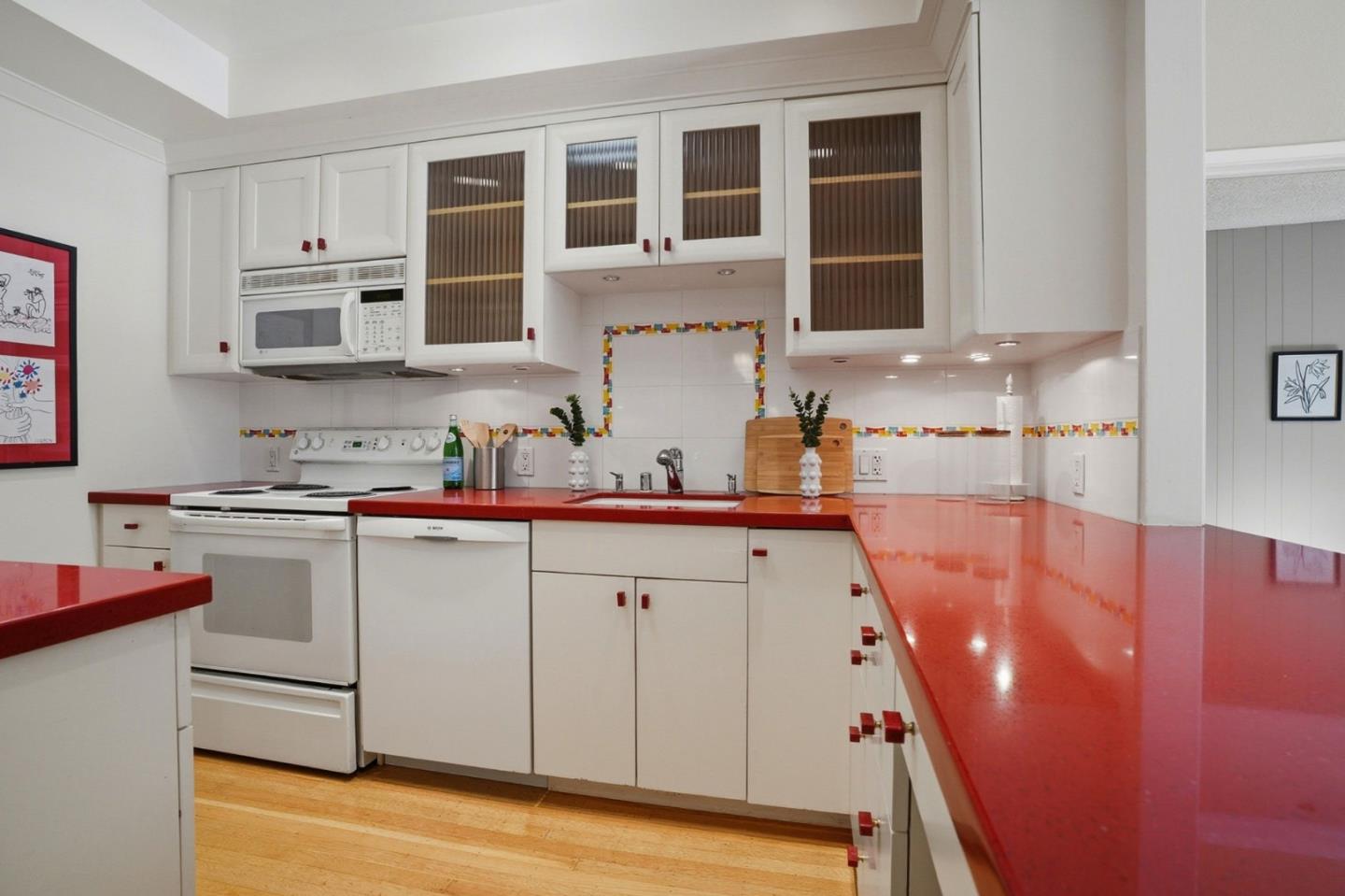 Detail Gallery Image 2 of 10 For 525 Almer Rd #106,  Burlingame,  CA 94010 - 2 Beds | 2 Baths