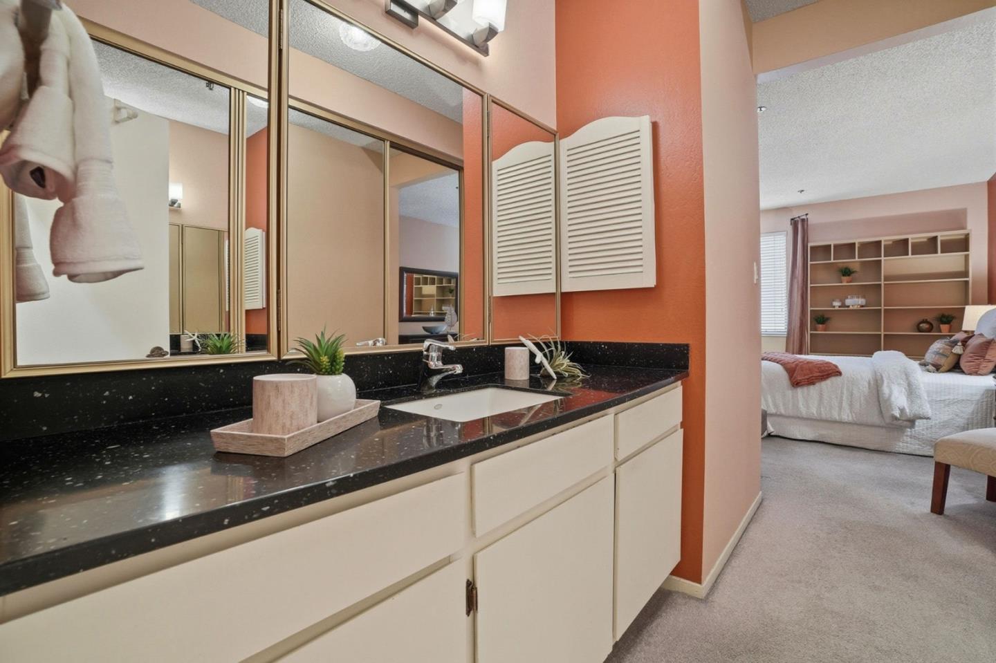 Detail Gallery Image 7 of 10 For 525 Almer Rd #106,  Burlingame,  CA 94010 - 2 Beds | 2 Baths