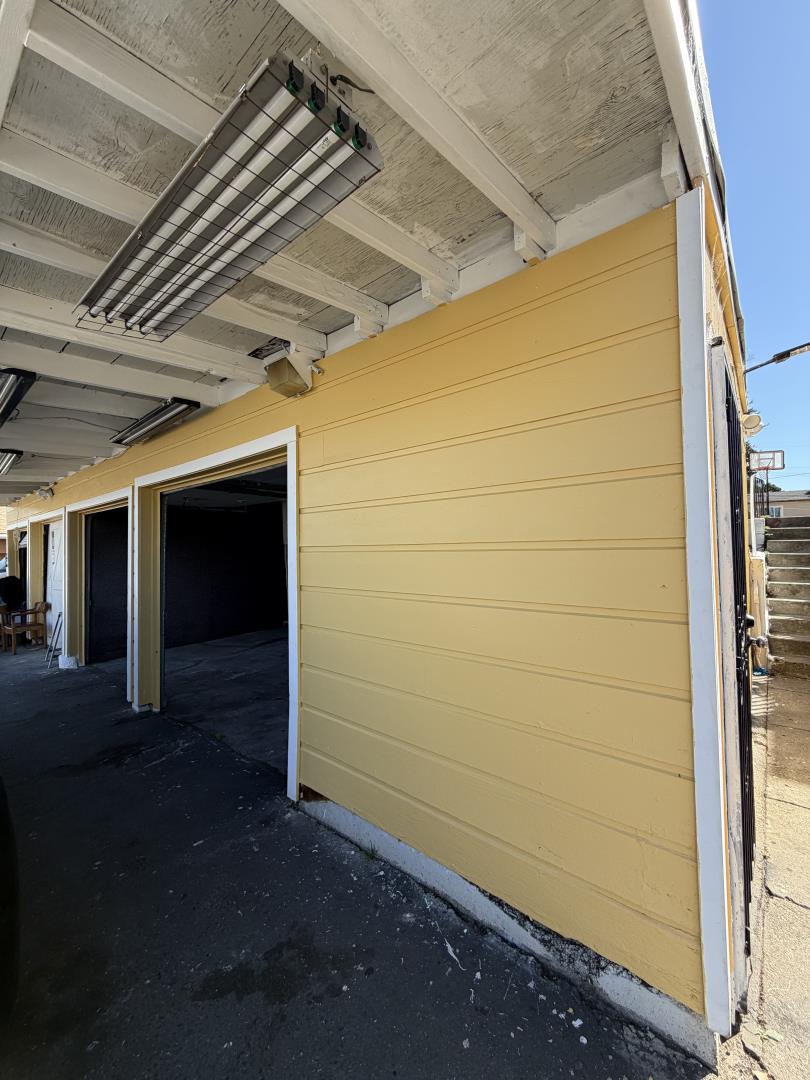 Detail Gallery Image 2 of 4 For 23 Peroly Ct, Oakland,  CA 94601 - – Beds | – Baths