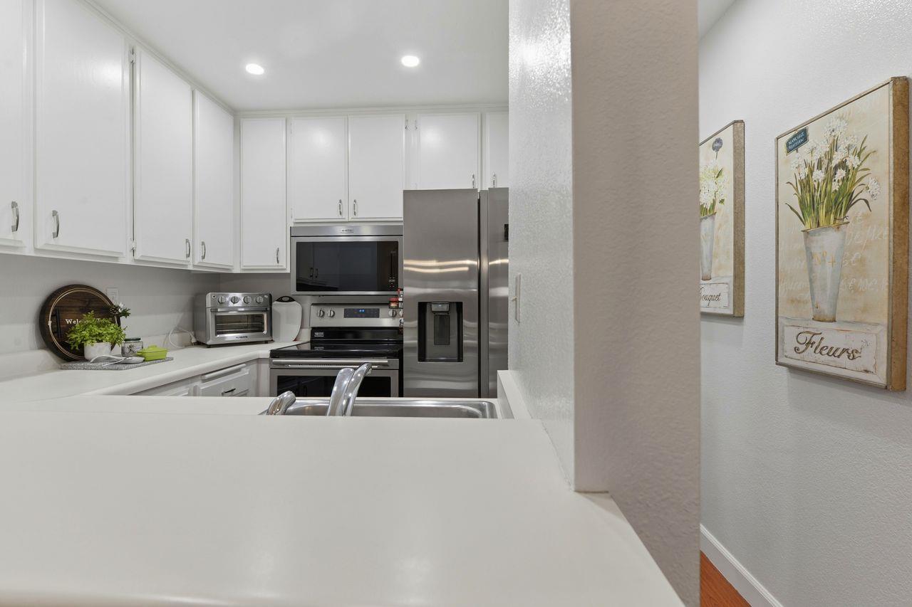 Detail Gallery Image 10 of 18 For 2140 Santa Cruz Ave #D105,  Menlo Park,  CA 94025 - 2 Beds | 2 Baths