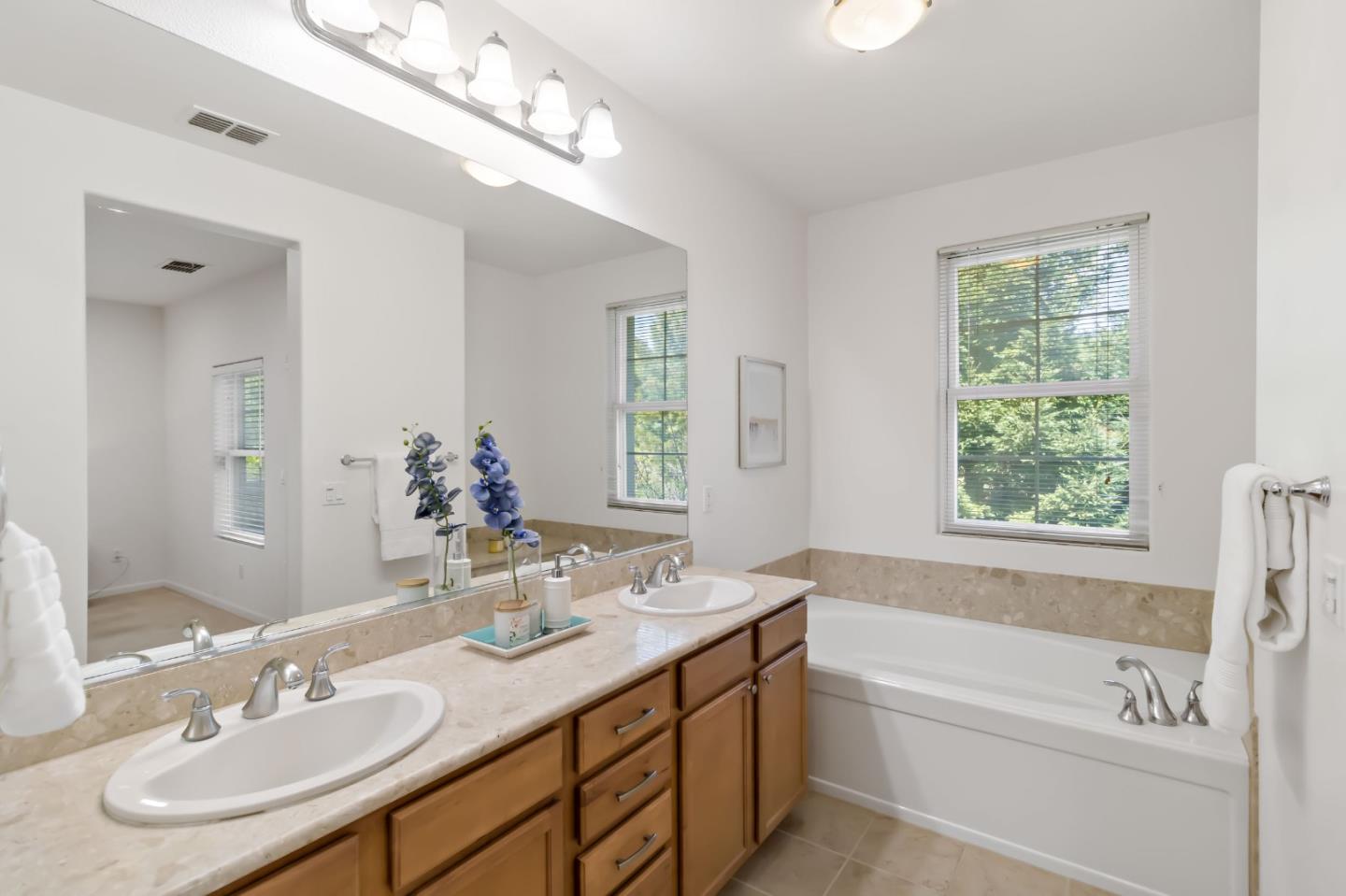 Detail Gallery Image 27 of 56 For 2695 Northern Cross Rd, Hayward,  CA 94545 - 3 Beds | 2/1 Baths