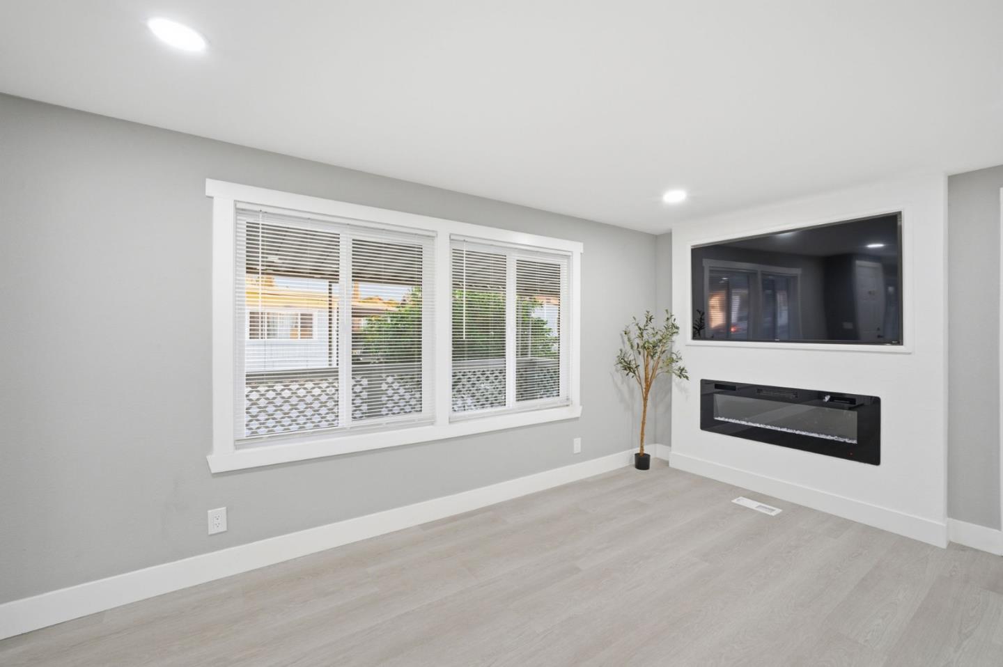 Detail Gallery Image 8 of 21 For 174 Redwood Ave #174,  Hollister,  CA 95023 - 4 Beds | 2 Baths