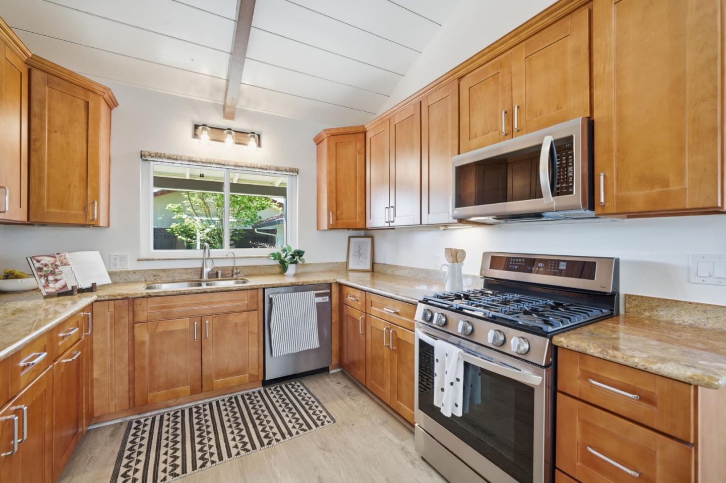 Detail Gallery Image 8 of 52 For 1191 Carrie Lee Way, San Jose,  CA 95118 - 3 Beds | 2 Baths