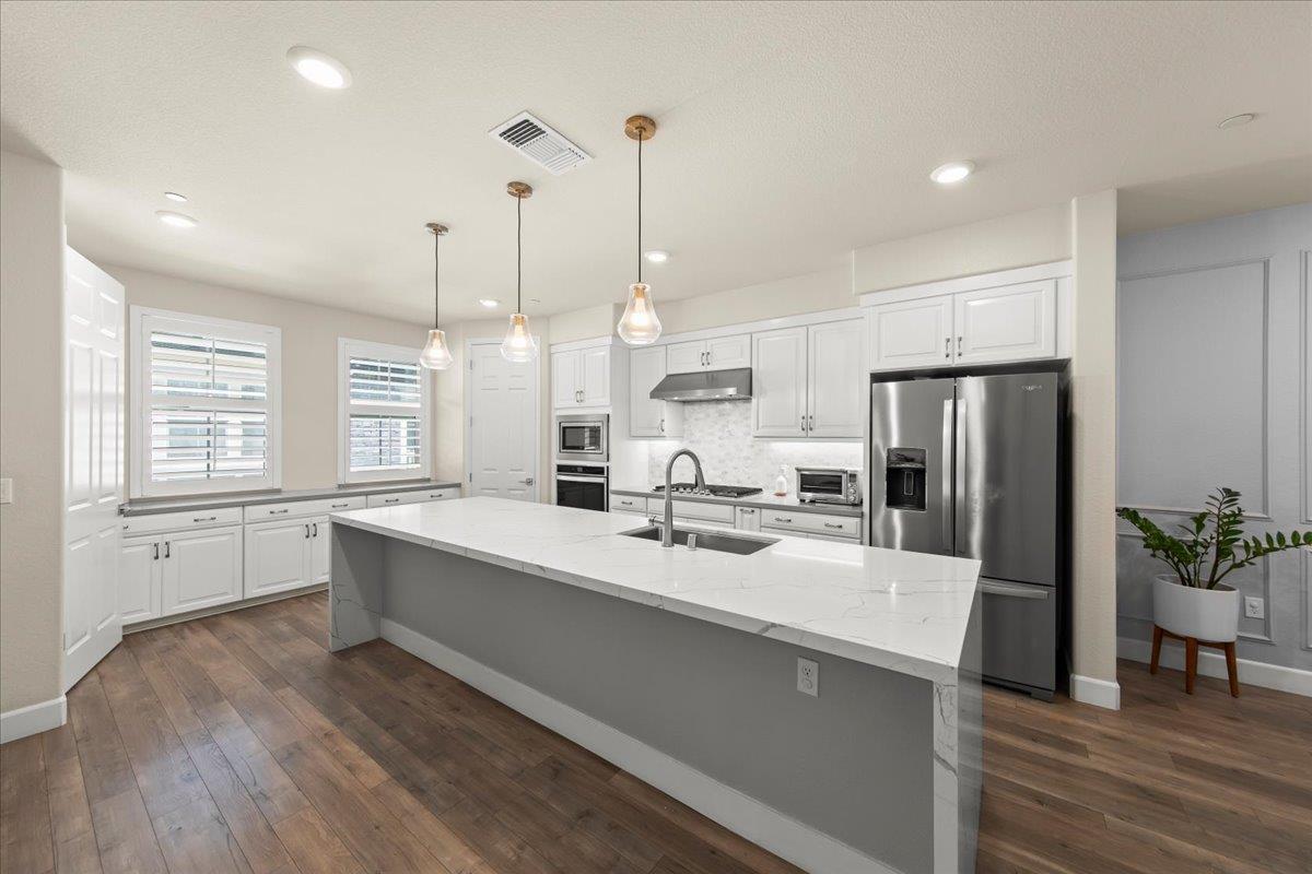 Detail Gallery Image 11 of 38 For 437 Hollow Falls Cmn, Fremont,  CA 94539 - 3 Beds | 3/1 Baths