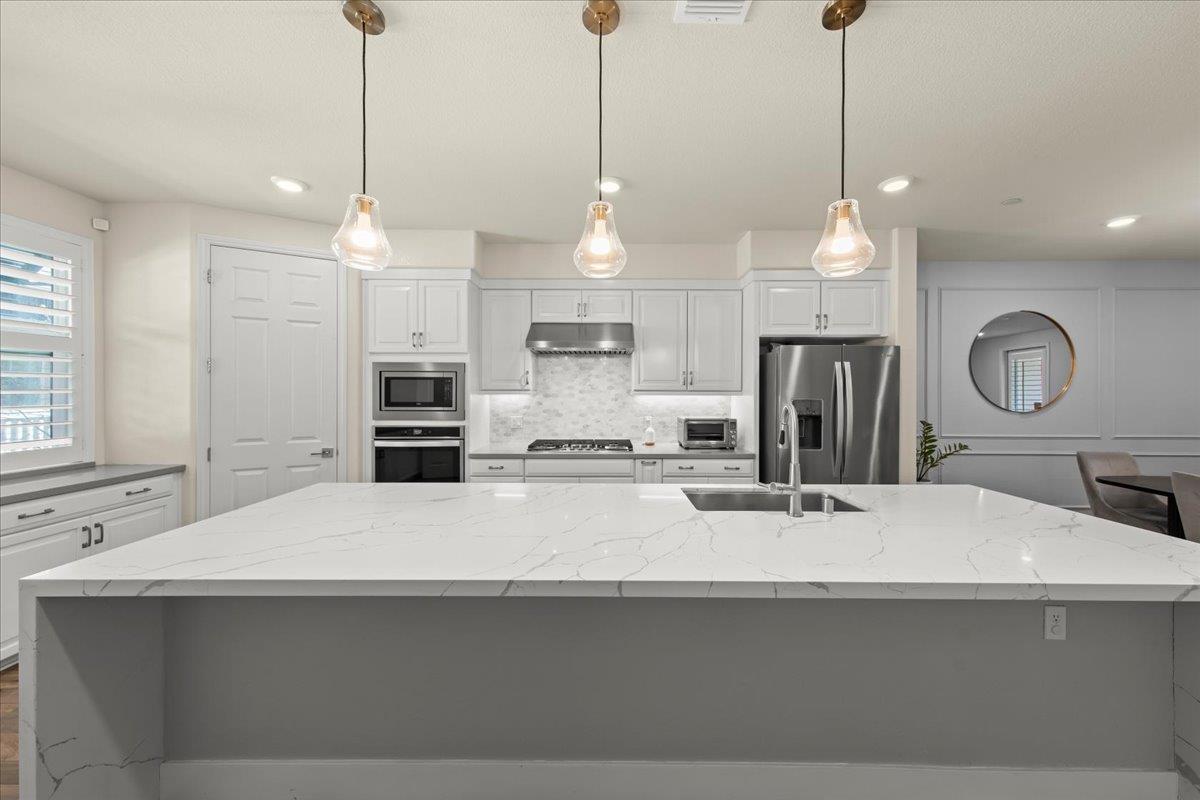 Detail Gallery Image 12 of 38 For 437 Hollow Falls Cmn, Fremont,  CA 94539 - 3 Beds | 3/1 Baths