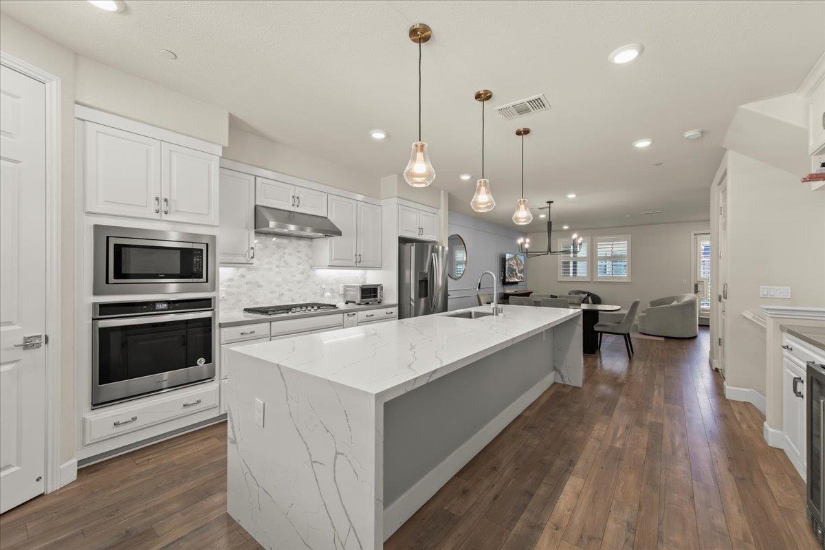 Detail Gallery Image 14 of 38 For 437 Hollow Falls Cmn, Fremont,  CA 94539 - 3 Beds | 3/1 Baths