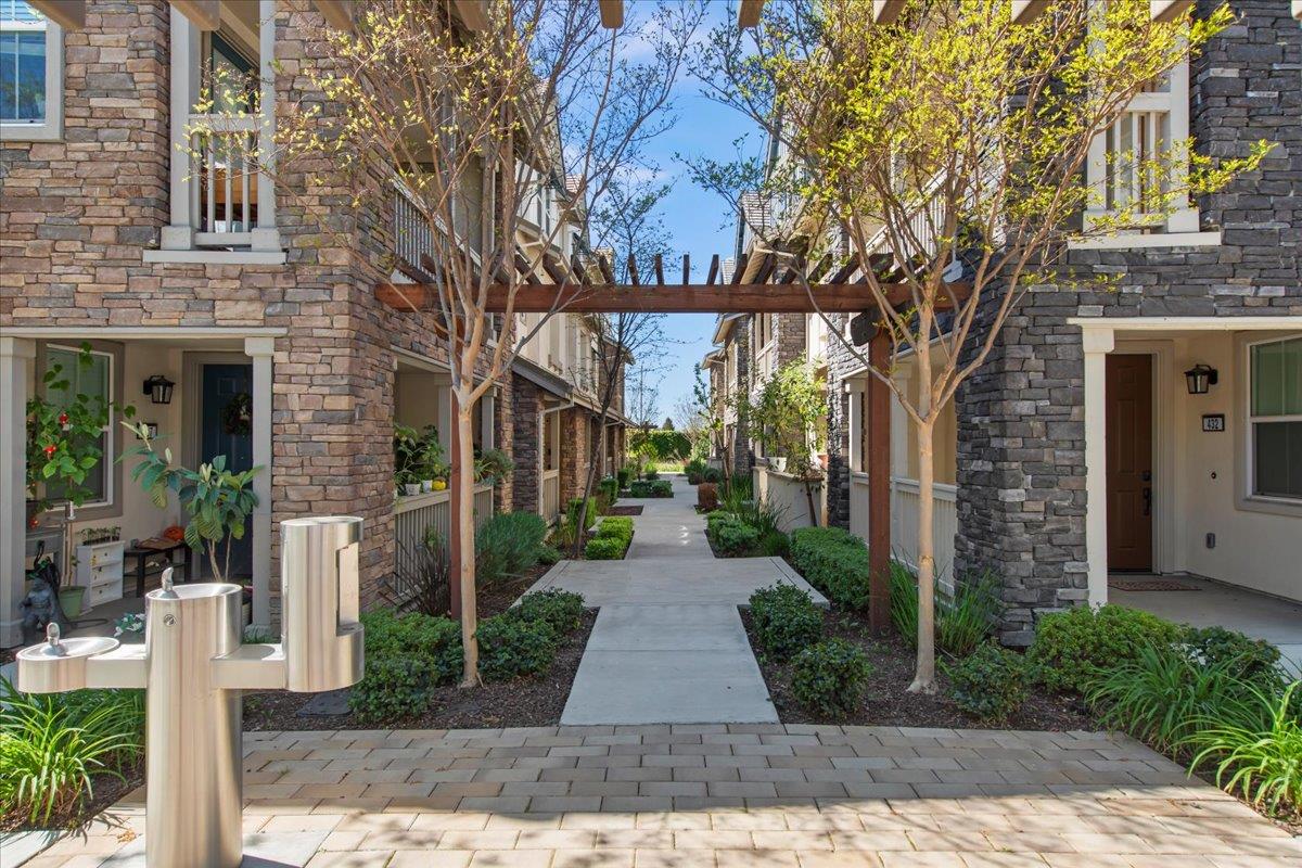 Detail Gallery Image 2 of 38 For 437 Hollow Falls Cmn, Fremont,  CA 94539 - 3 Beds | 3/1 Baths