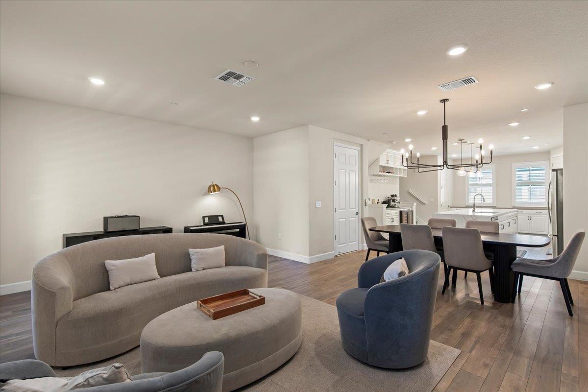 Detail Gallery Image 20 of 38 For 437 Hollow Falls Cmn, Fremont,  CA 94539 - 3 Beds | 3/1 Baths