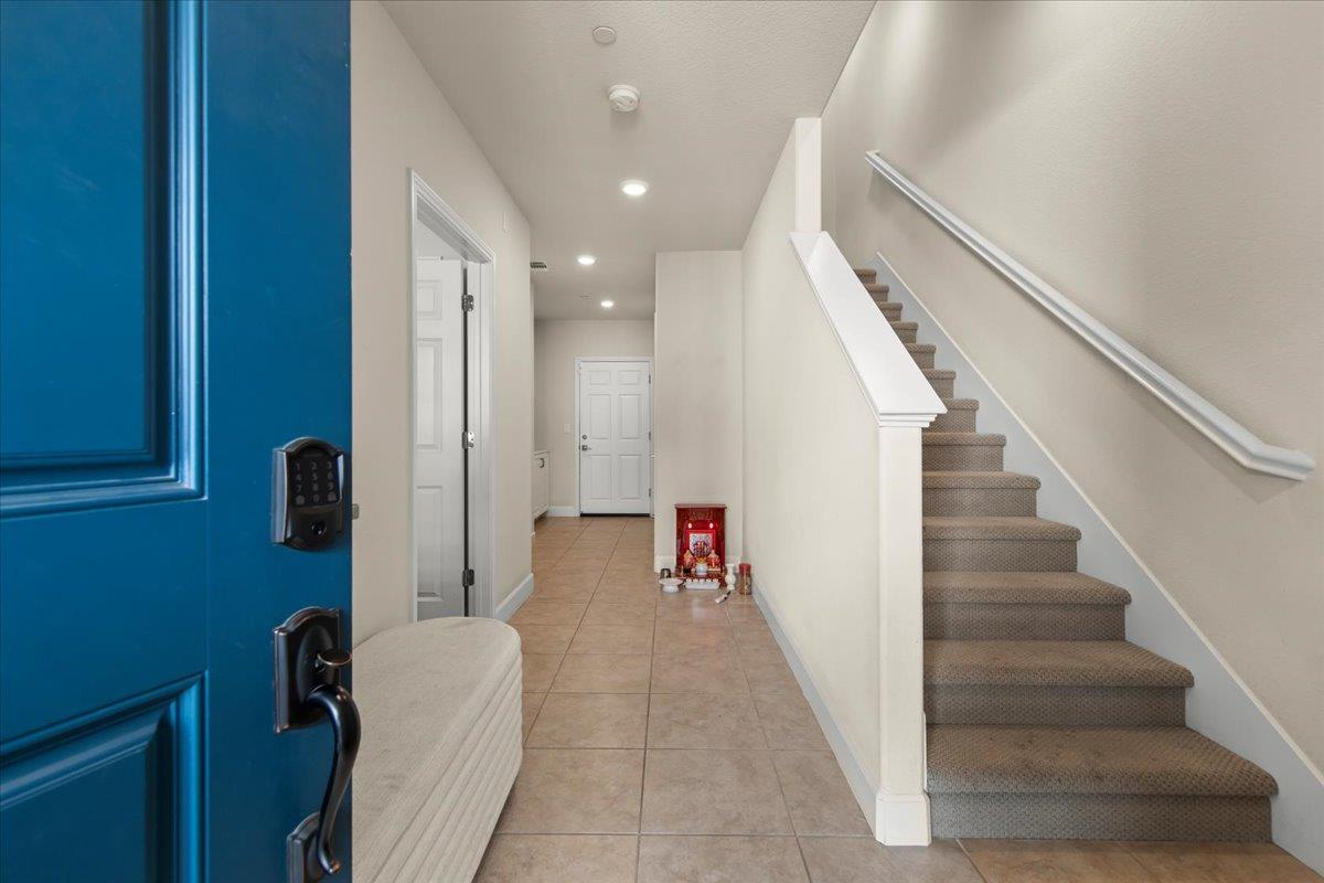 Detail Gallery Image 4 of 38 For 437 Hollow Falls Cmn, Fremont,  CA 94539 - 3 Beds | 3/1 Baths