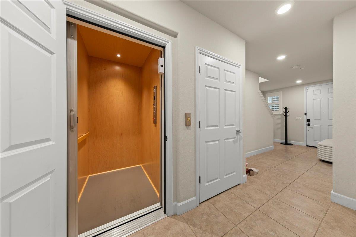 Detail Gallery Image 5 of 38 For 437 Hollow Falls Cmn, Fremont,  CA 94539 - 3 Beds | 3/1 Baths