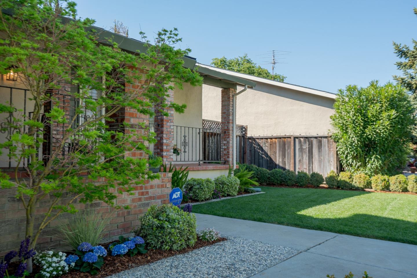 Detail Gallery Image 2 of 30 For 4445 Windsor Park Dr, San Jose,  CA 95136 - 4 Beds | 2/1 Baths