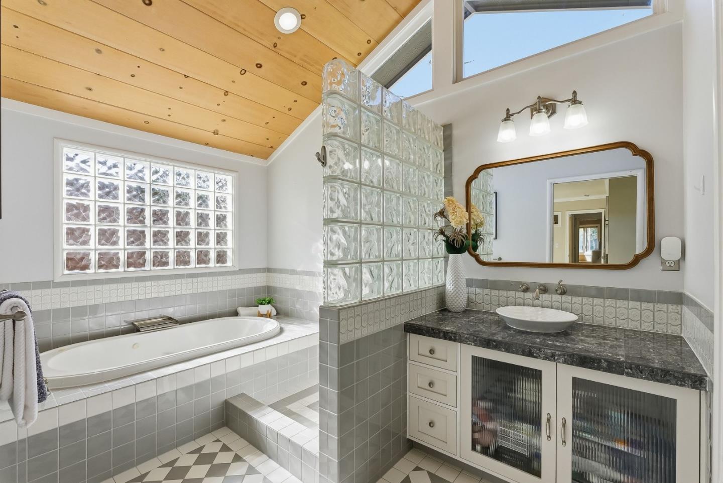 Detail Gallery Image 13 of 24 For 1276 Windsor Way, Redwood City,  CA 94061 - 3 Beds | 2/1 Baths