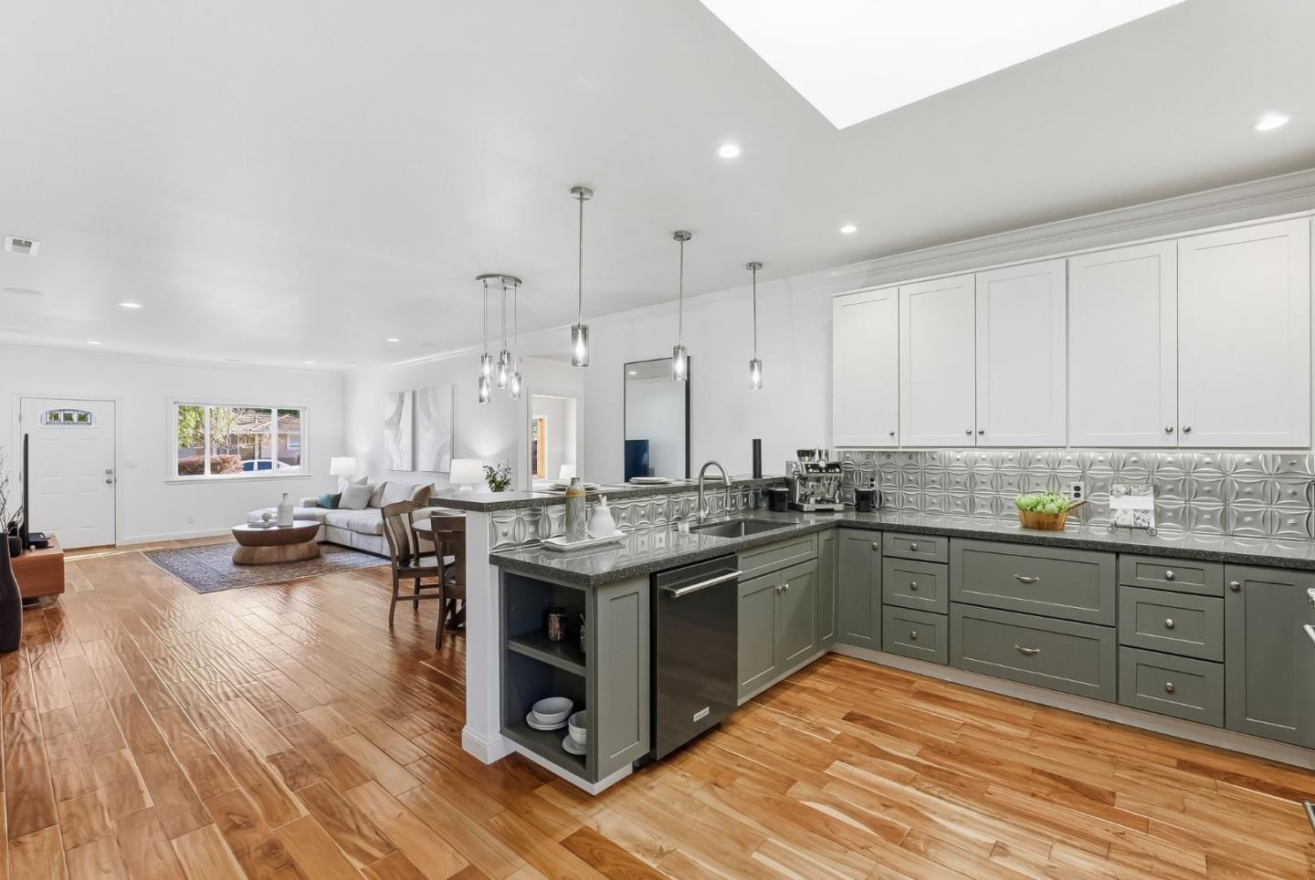 Detail Gallery Image 4 of 24 For 1276 Windsor Way, Redwood City,  CA 94061 - 3 Beds | 2/1 Baths