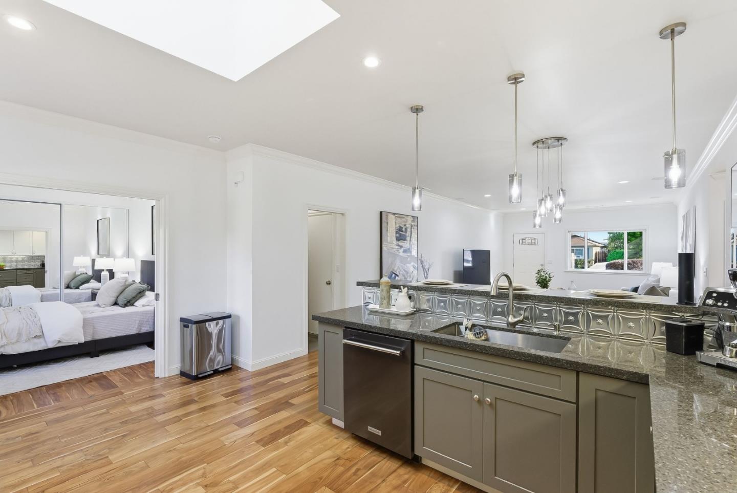 Detail Gallery Image 6 of 24 For 1276 Windsor Way, Redwood City,  CA 94061 - 3 Beds | 2/1 Baths