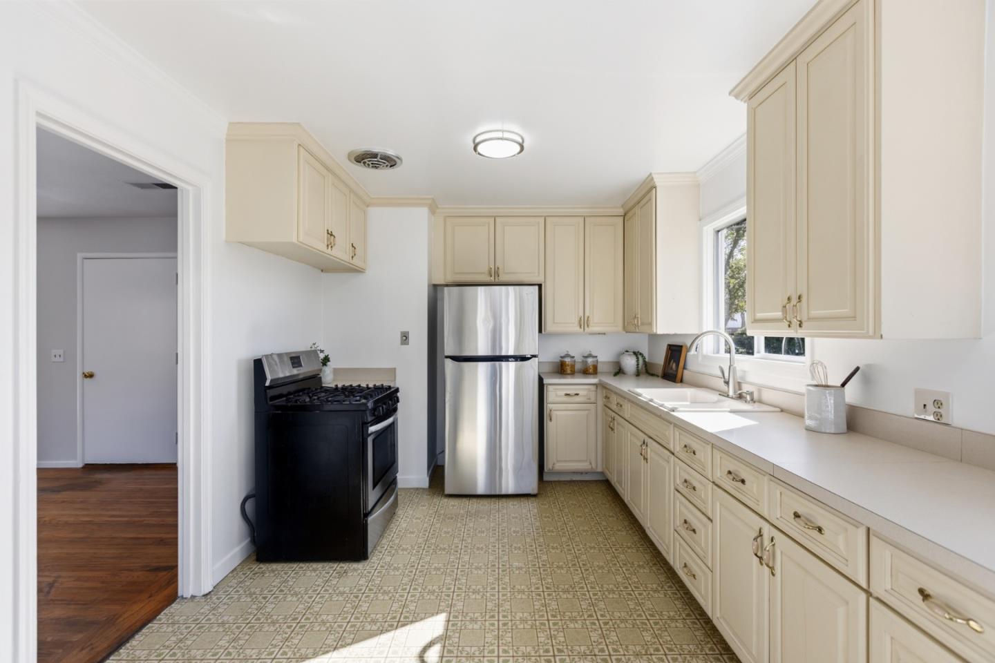 Detail Gallery Image 12 of 35 For 2130 Madison Ave, Redwood City,  CA 94061 - 2 Beds | 1 Baths
