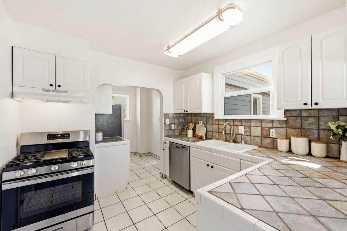 Detail Gallery Image 10 of 37 For 1105 Summer Ave, Burlingame,  CA 94010 - 2 Beds | 1 Baths