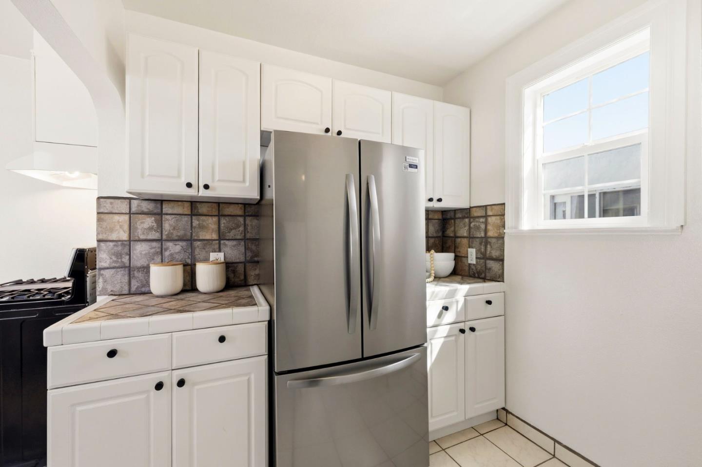 Detail Gallery Image 13 of 37 For 1105 Summer Ave, Burlingame,  CA 94010 - 2 Beds | 1 Baths