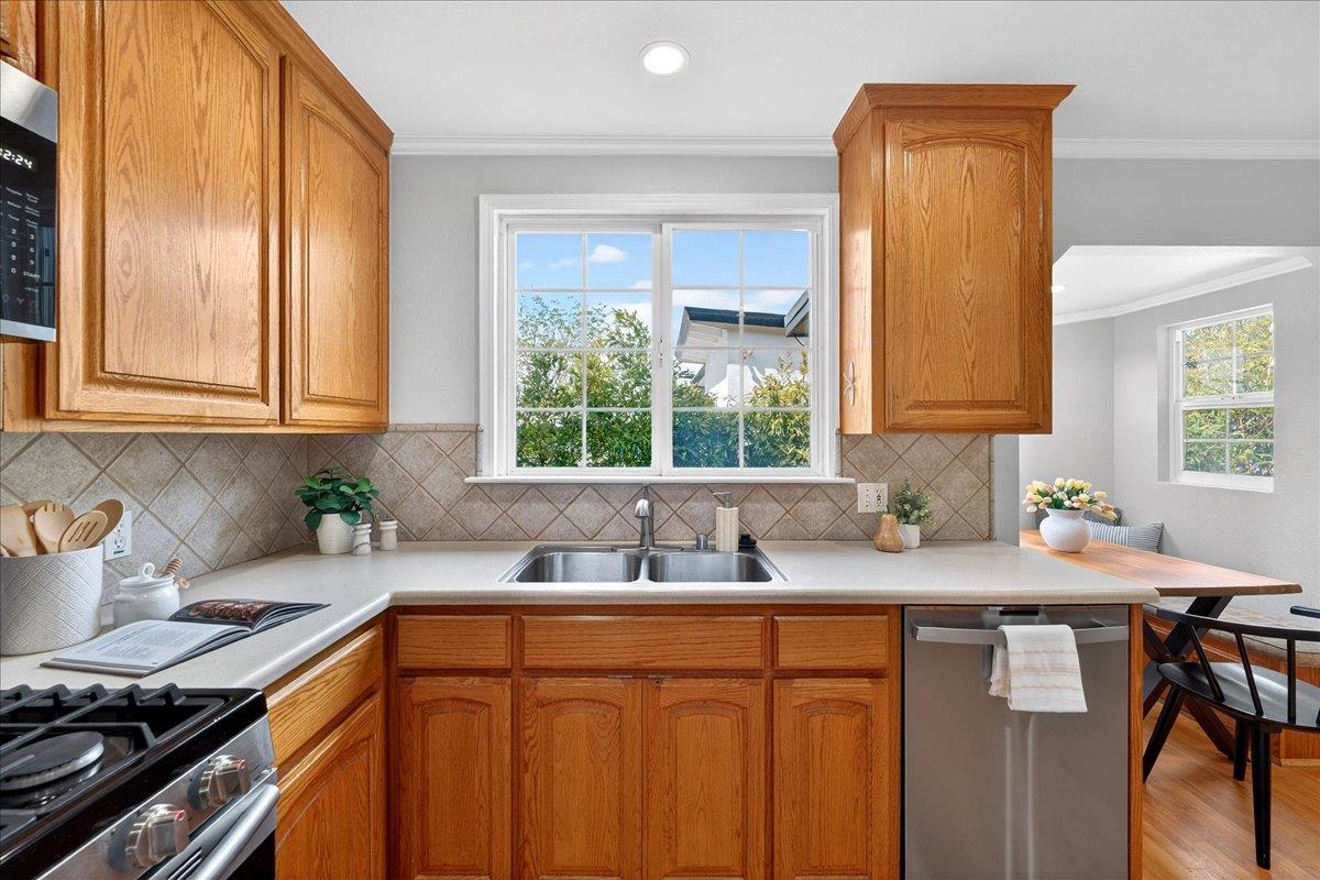 Detail Gallery Image 13 of 41 For 1656 Lassen Way, Burlingame,  CA 94010 - 3 Beds | 2 Baths