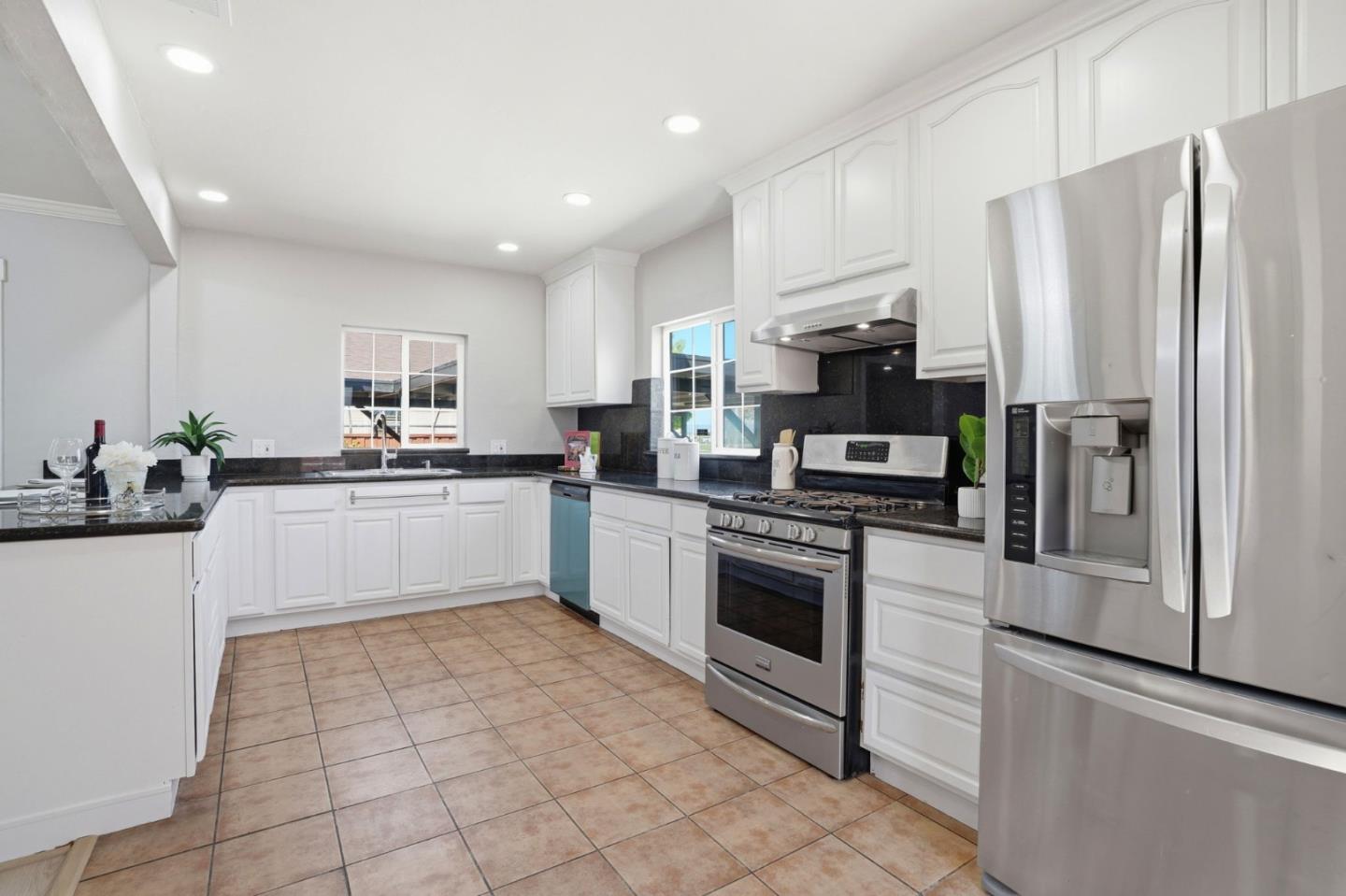 Detail Gallery Image 10 of 26 For 429 Daisy Ln, East Palo Alto,  CA 94303 - 3 Beds | 2 Baths