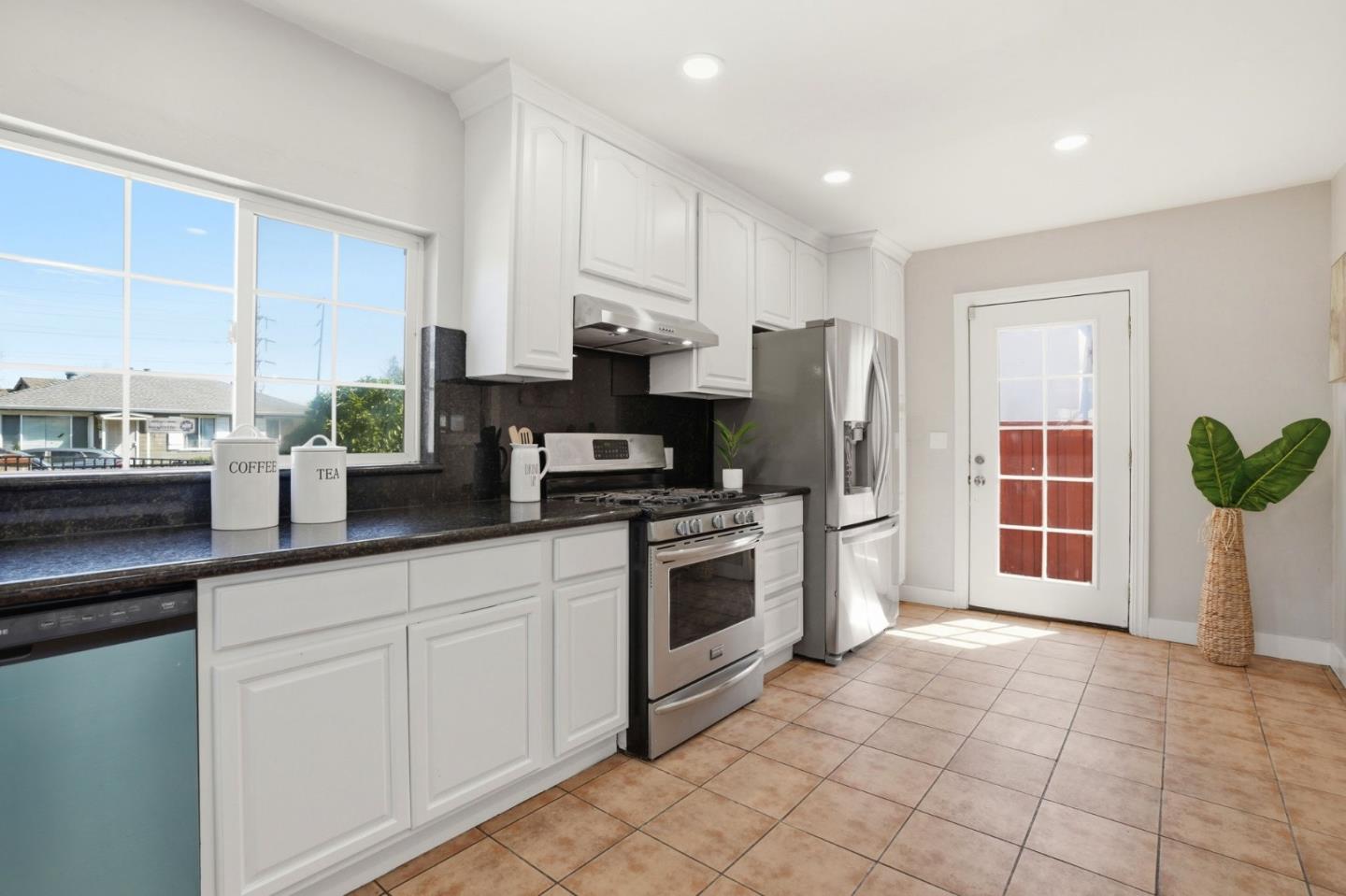 Detail Gallery Image 11 of 26 For 429 Daisy Ln, East Palo Alto,  CA 94303 - 3 Beds | 2 Baths